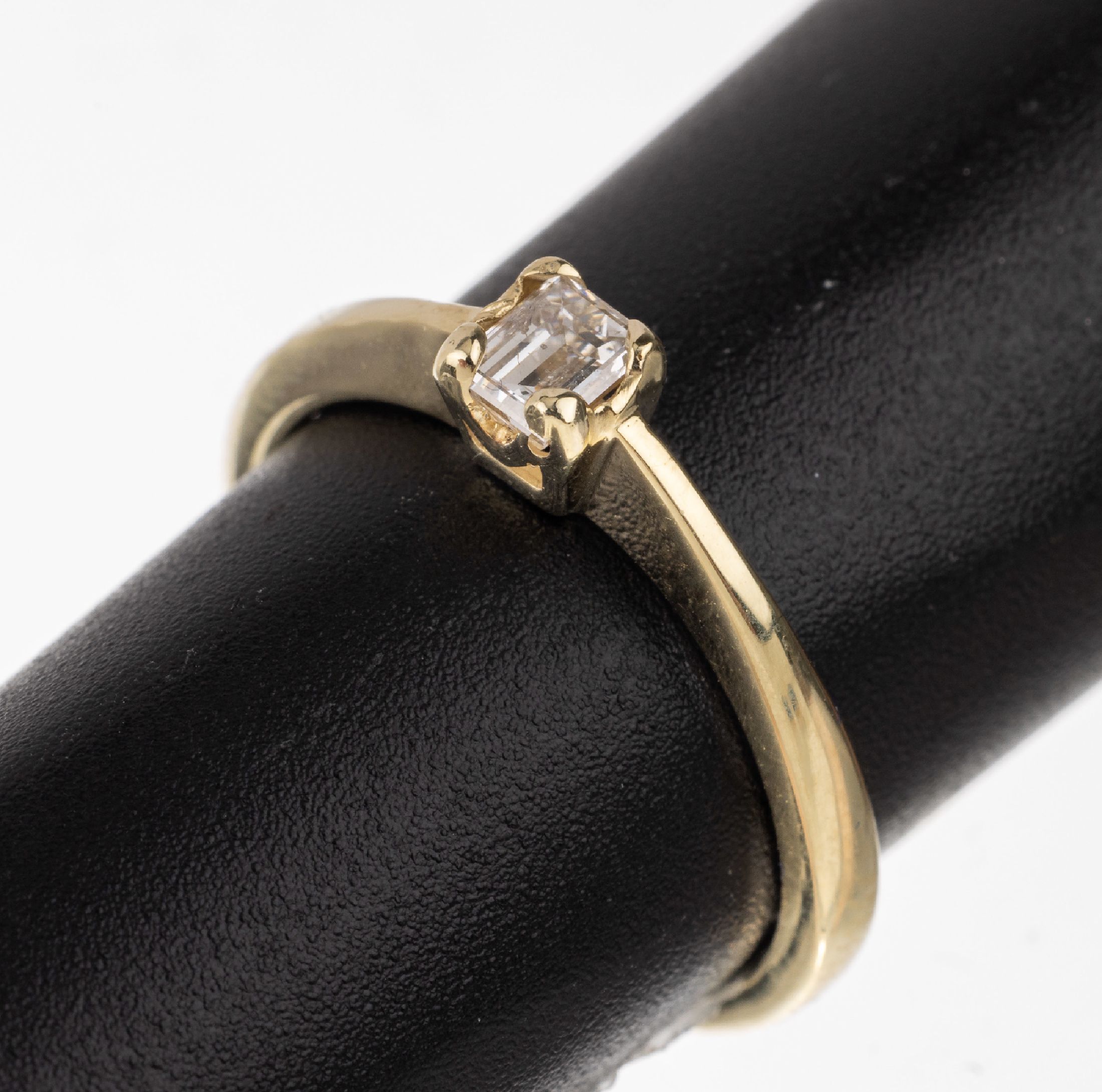 14 kt Gold Diamant Ring, GG 585/000, Diamant im Emerald Cut ca. 0.25 ct Weiß/p 1, total ca. 2.7 g, RW 50