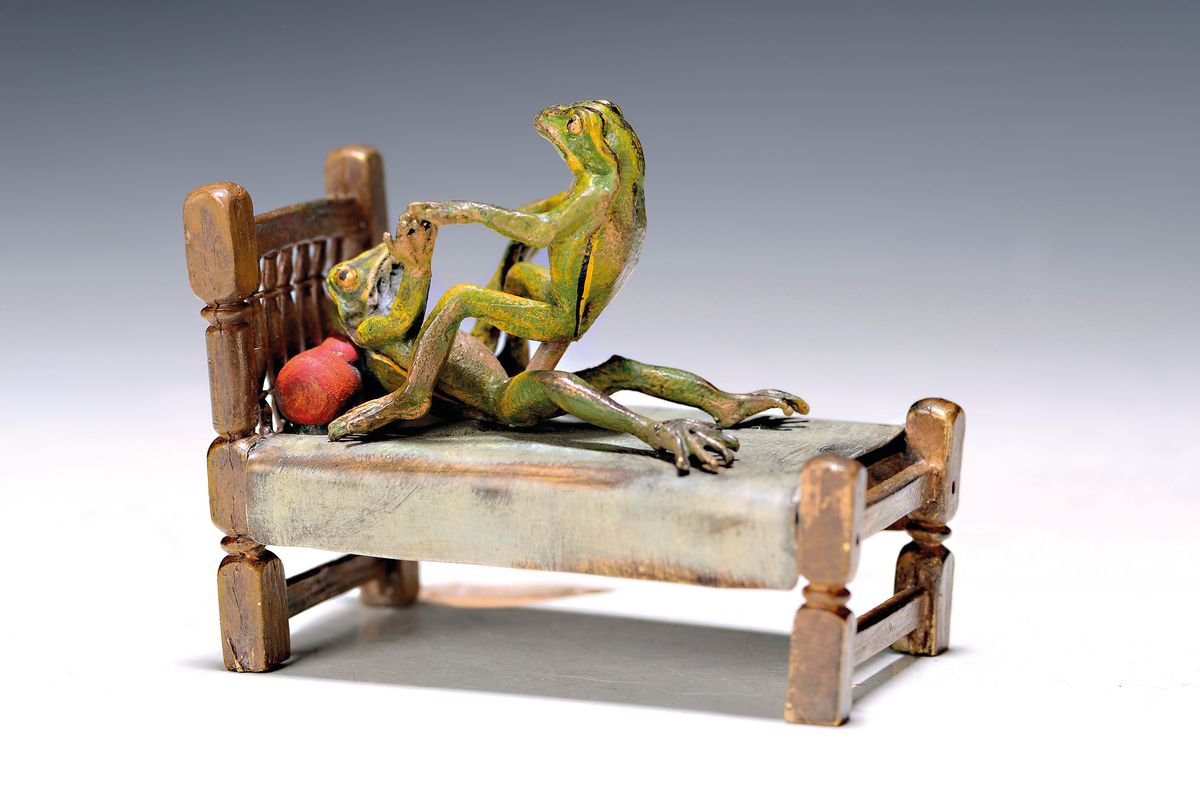 Wiener Bronze, erotische Frösche im Bett, 2. H.20.Jh., Bronze, bunt staffiert, signiert Bergmann, Alterssp., 7x8x5 cm