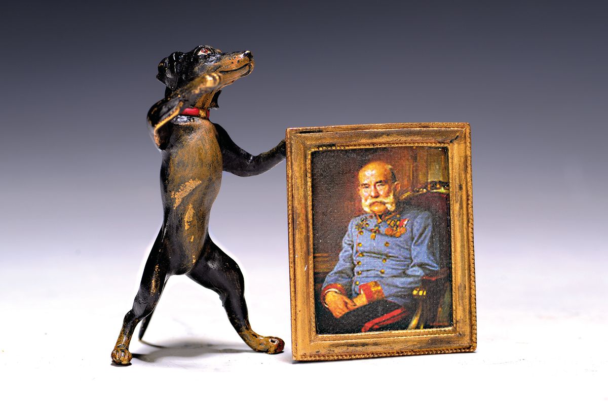 Wiener Bronze, Dackel mit Gemälde Kaiser Franz Joseph I, 20.Jh., Bronze, bunt staffiert, signiert Bergmann, Alterssp., H. 7 cm