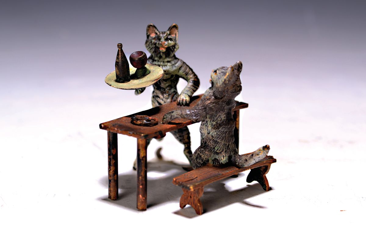 Wiener Bronze, Katzen-Bedienung, 20.Jh., Bronze, bunt staffiert, signiert Bergmann, Alterssp., H. 6 cm