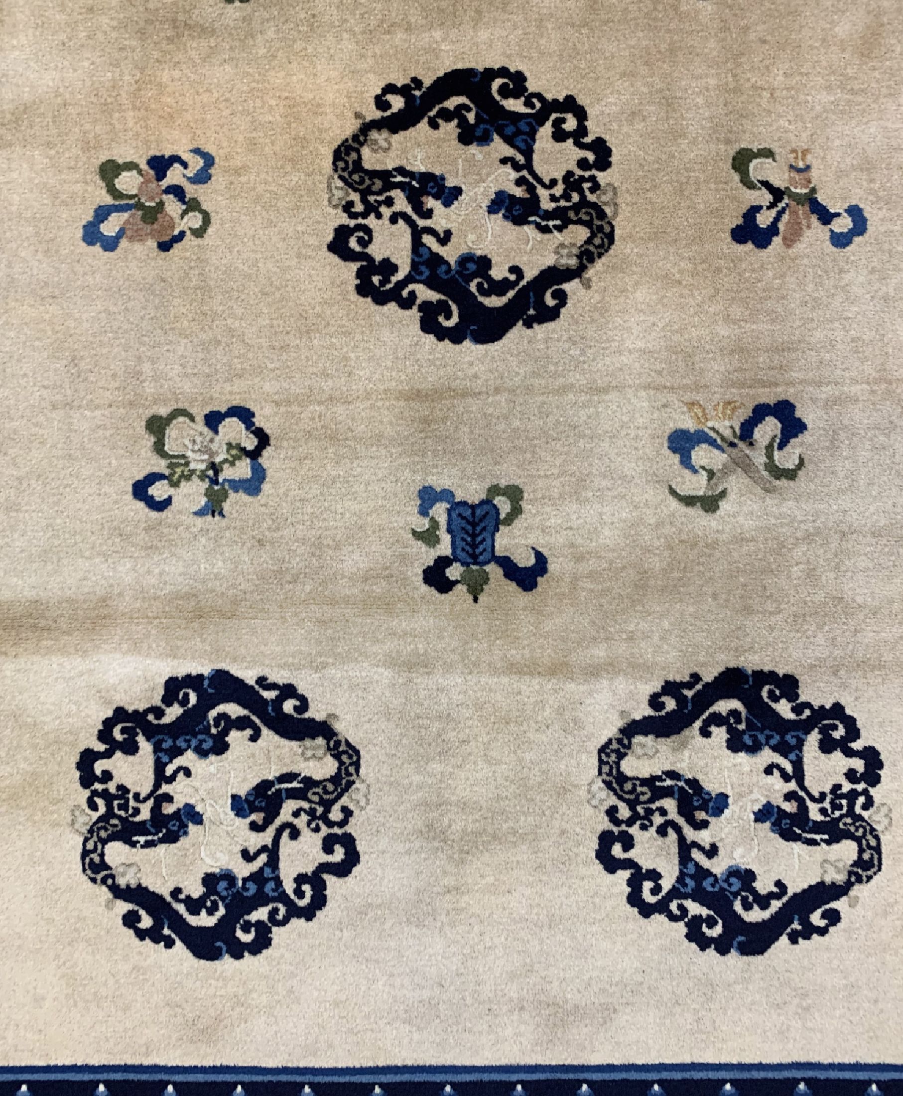 Detail b: Peking alt, China, um 1950, Wolle auf Baumwolle, ca. 197 x 140 cm, EHZ: 2, reinigungsbedürftig