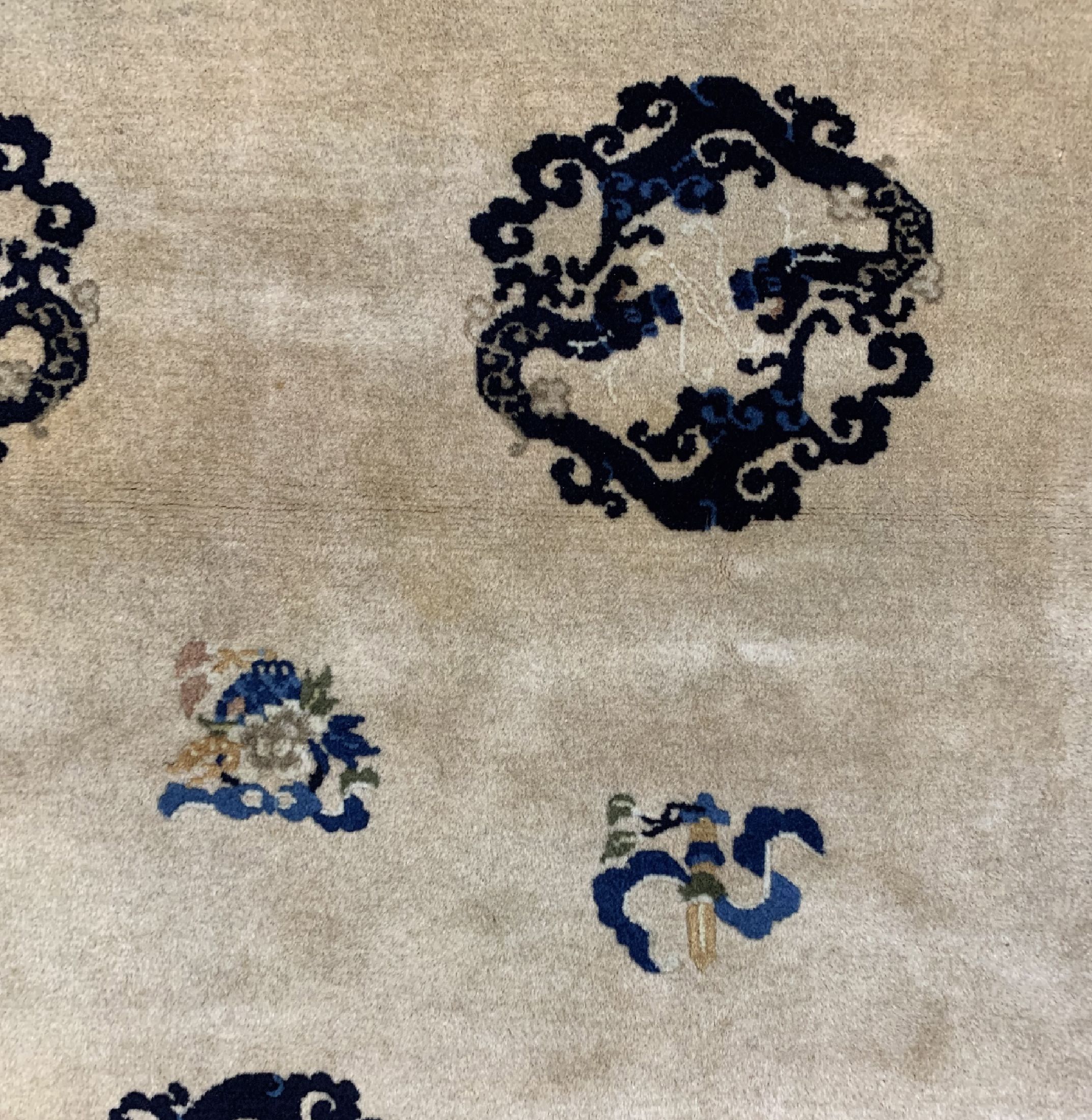 Detail c: Peking alt, China, um 1950, Wolle auf Baumwolle, ca. 197 x 140 cm, EHZ: 2, reinigungsbedürftig
