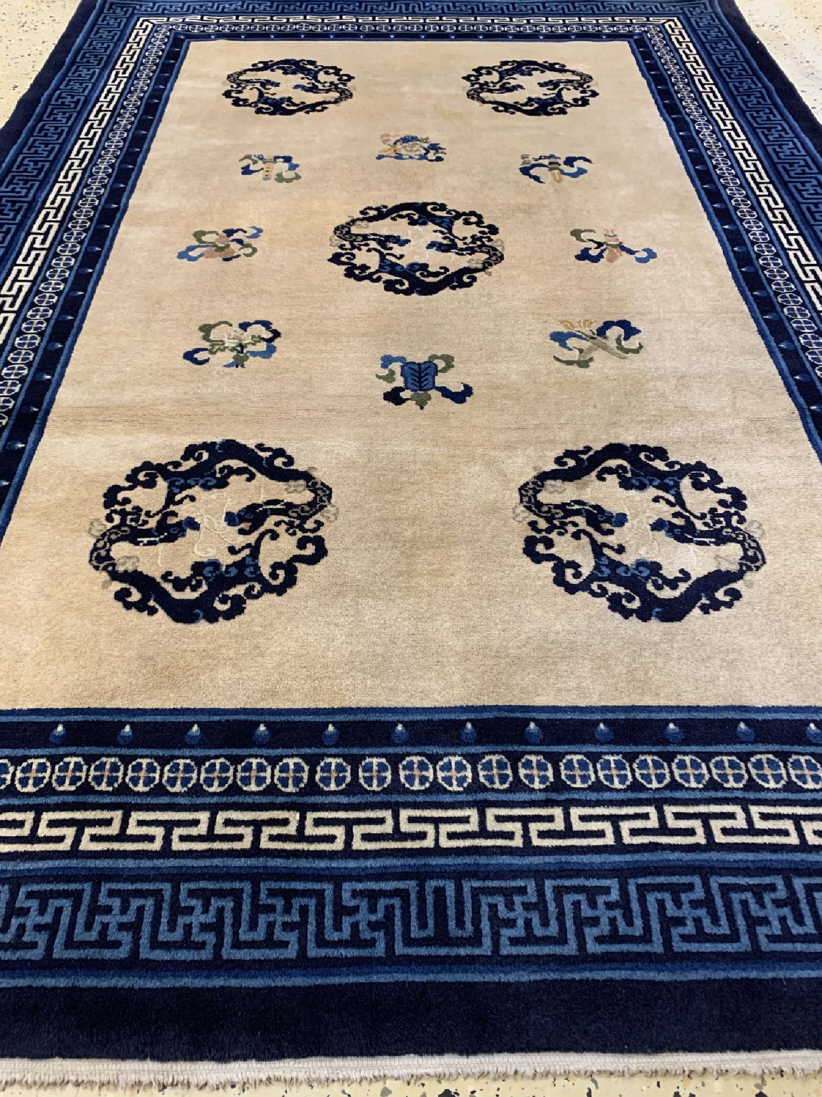 Detail d: Peking alt, China, um 1950, Wolle auf Baumwolle, ca. 197 x 140 cm, EHZ: 2, reinigungsbedürftig