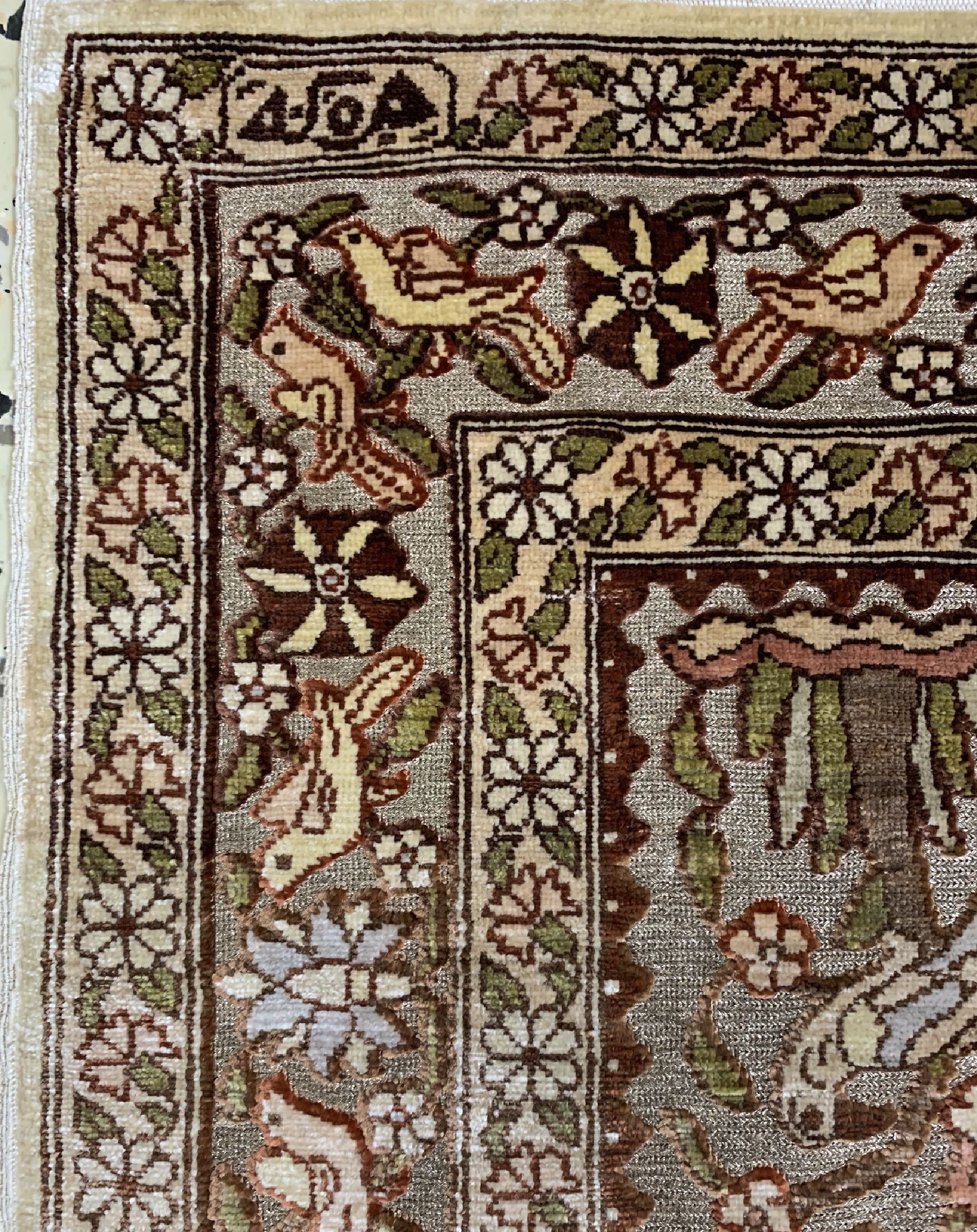 Detail b: Hereke Seide fein sign., Metallbroschiert, Türkei, um 1950, Naturseide, ca. 68 x 50 cm, EHZ: 1