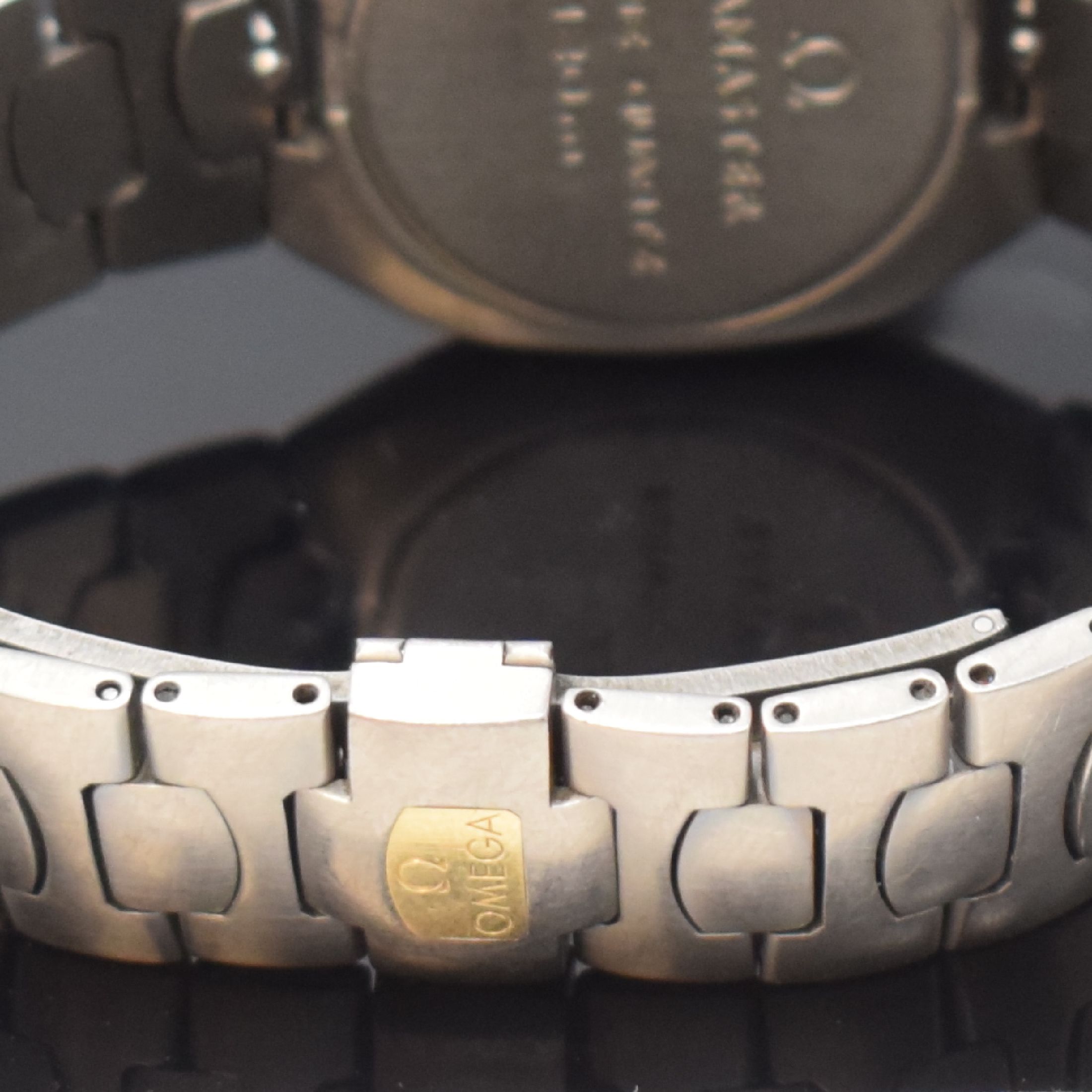 Detail b: OMEGA Seamaster Polaris Herrenarmbanduhr in Titan Referenz 58144000, Schweiz verk. lt. beil. Pap. 01/1998, quarz, 2-tlg. Geh., Boden aufgedr., Krone ...
