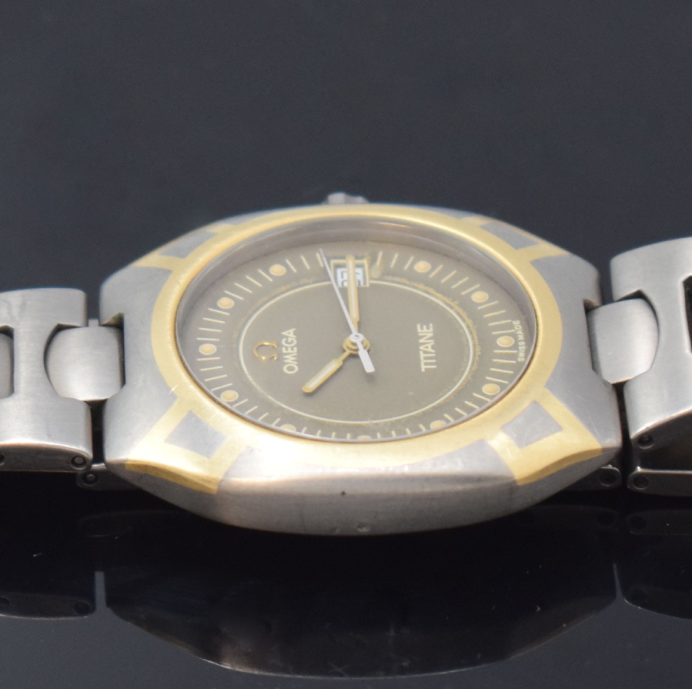 Detail d: OMEGA Seamaster Polaris Herrenarmbanduhr in Titan Referenz 58144000, Schweiz verk. lt. beil. Pap. 01/1998, quarz, 2-tlg. Geh., Boden aufgedr., Krone ...