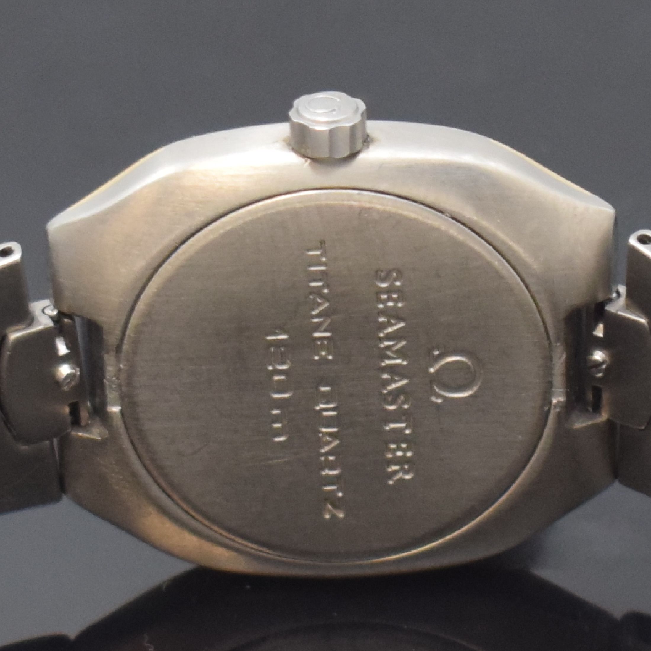 Detail e: OMEGA Seamaster Polaris Herrenarmbanduhr in Titan Referenz 58144000, Schweiz verk. lt. beil. Pap. 01/1998, quarz, 2-tlg. Geh., Boden aufgedr., Krone ...