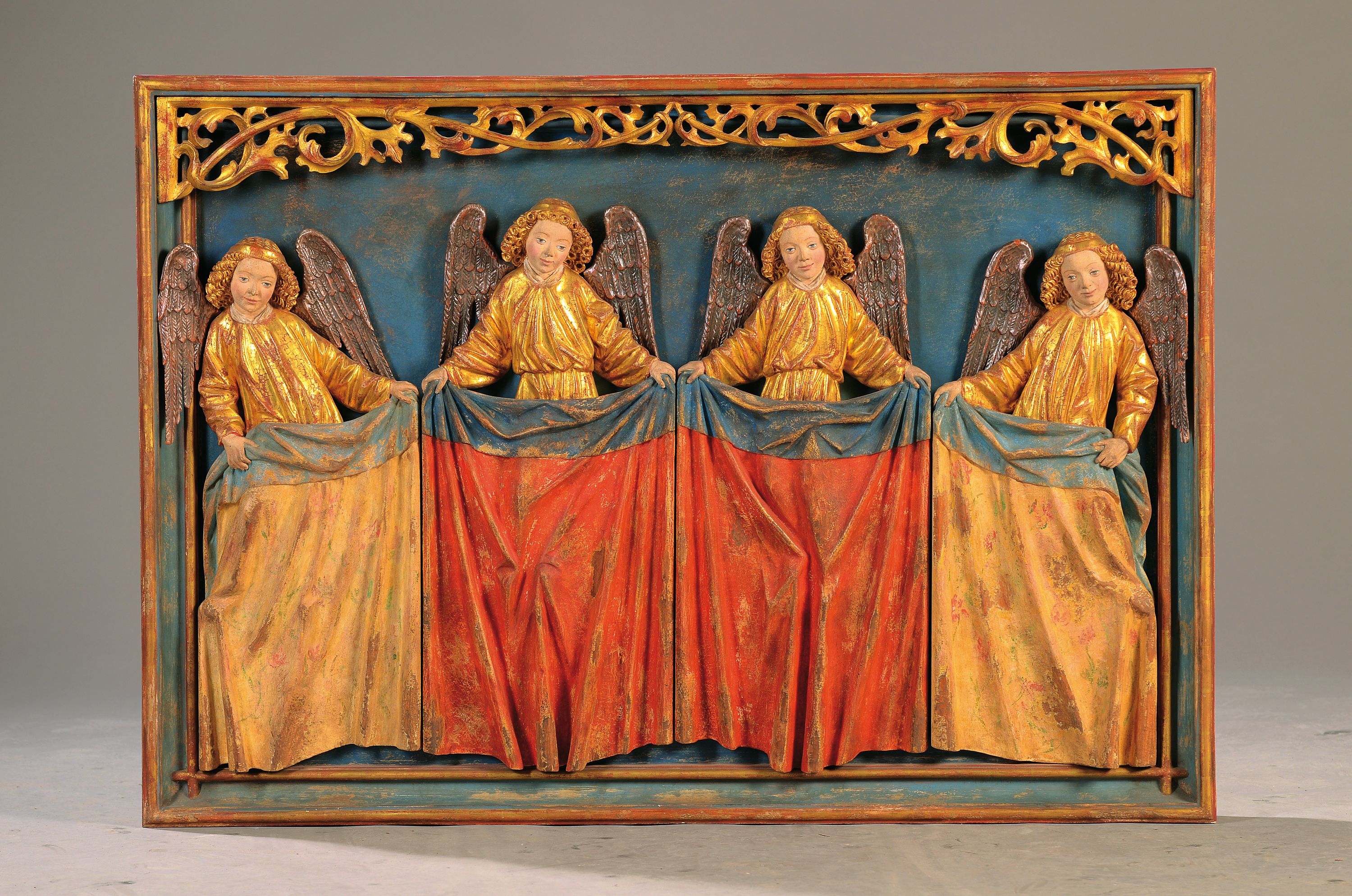 Bildschnitzerei/Relief, Wilhelm Senoner (geb. 1946 St. Ulrich-Gröden), vier Engel, nach Vorbild der Gotik, geschnitzt wohl aus Zirbelholz, bunt ...