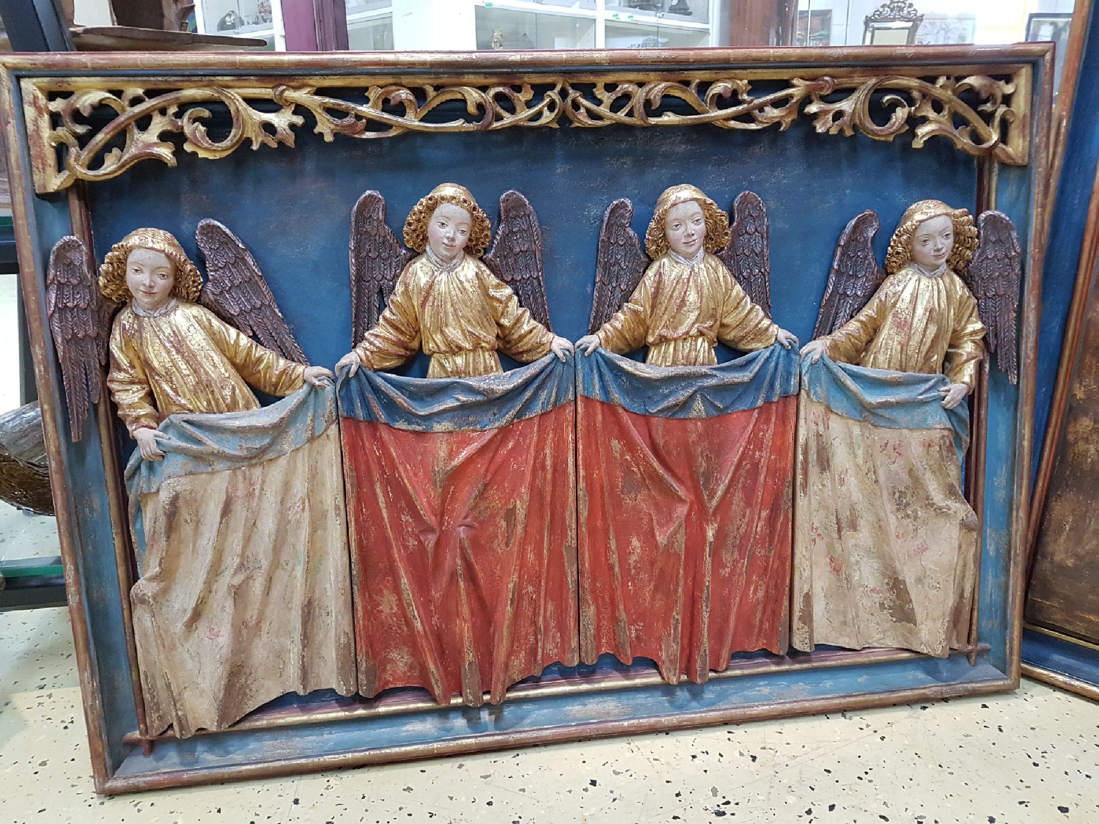 Detail a: Bildschnitzerei/Relief, Wilhelm Senoner (geb. 1946 St. Ulrich-Gröden), vier Engel, nach Vorbild der Gotik, geschnitzt wohl aus Zirbelholz, bunt ...
