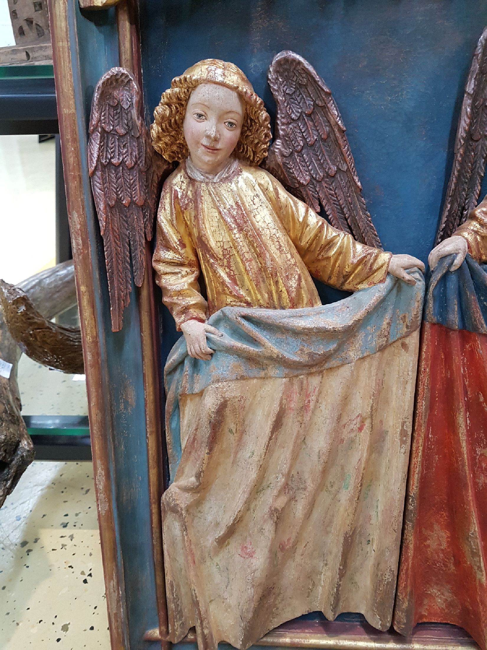Detail b: Bildschnitzerei/Relief, Wilhelm Senoner (geb. 1946 St. Ulrich-Gröden), vier Engel, nach Vorbild der Gotik, geschnitzt wohl aus Zirbelholz, bunt ...