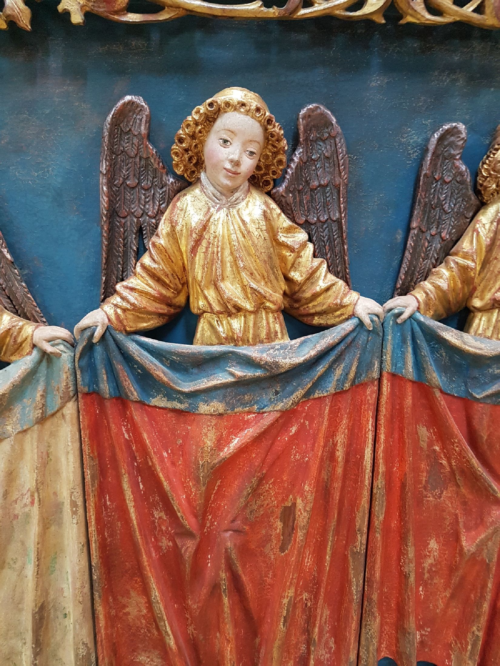Detail c: Bildschnitzerei/Relief, Wilhelm Senoner (geb. 1946 St. Ulrich-Gröden), vier Engel, nach Vorbild der Gotik, geschnitzt wohl aus Zirbelholz, bunt ...