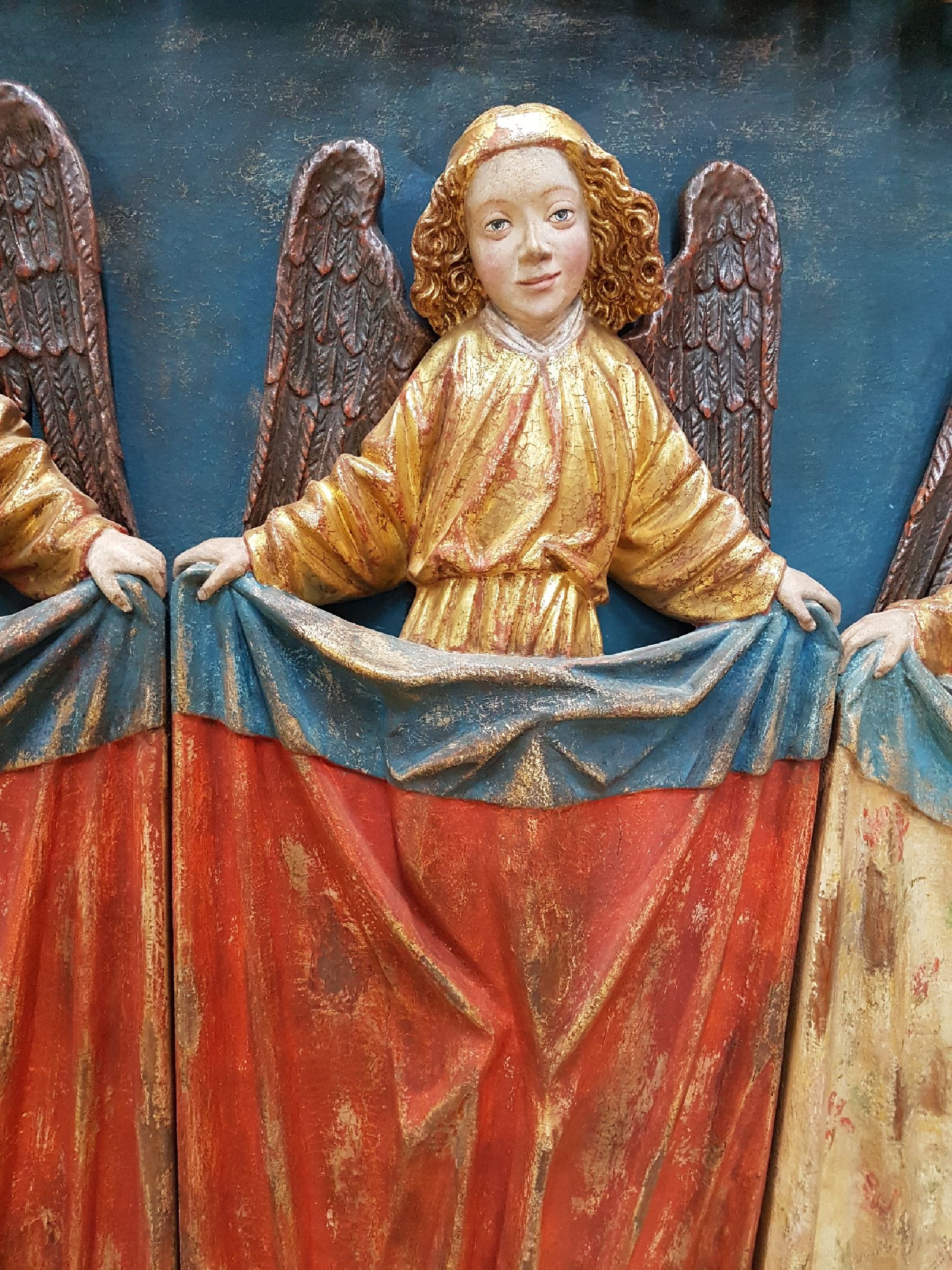 Detail d: Bildschnitzerei/Relief, Wilhelm Senoner (geb. 1946 St. Ulrich-Gröden), vier Engel, nach Vorbild der Gotik, geschnitzt wohl aus Zirbelholz, bunt ...