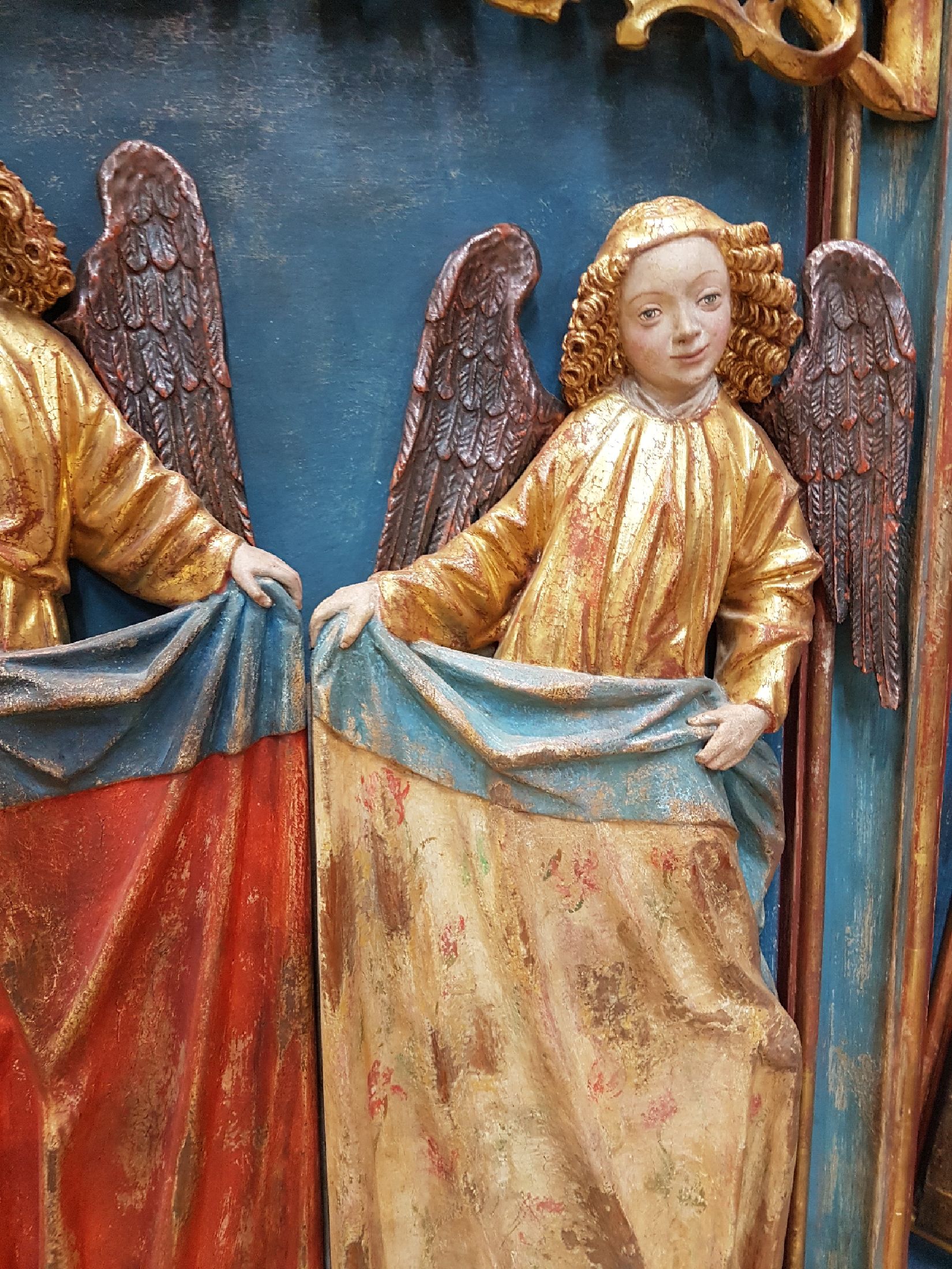 Detail e: Bildschnitzerei/Relief, Wilhelm Senoner (geb. 1946 St. Ulrich-Gröden), vier Engel, nach Vorbild der Gotik, geschnitzt wohl aus Zirbelholz, bunt ...