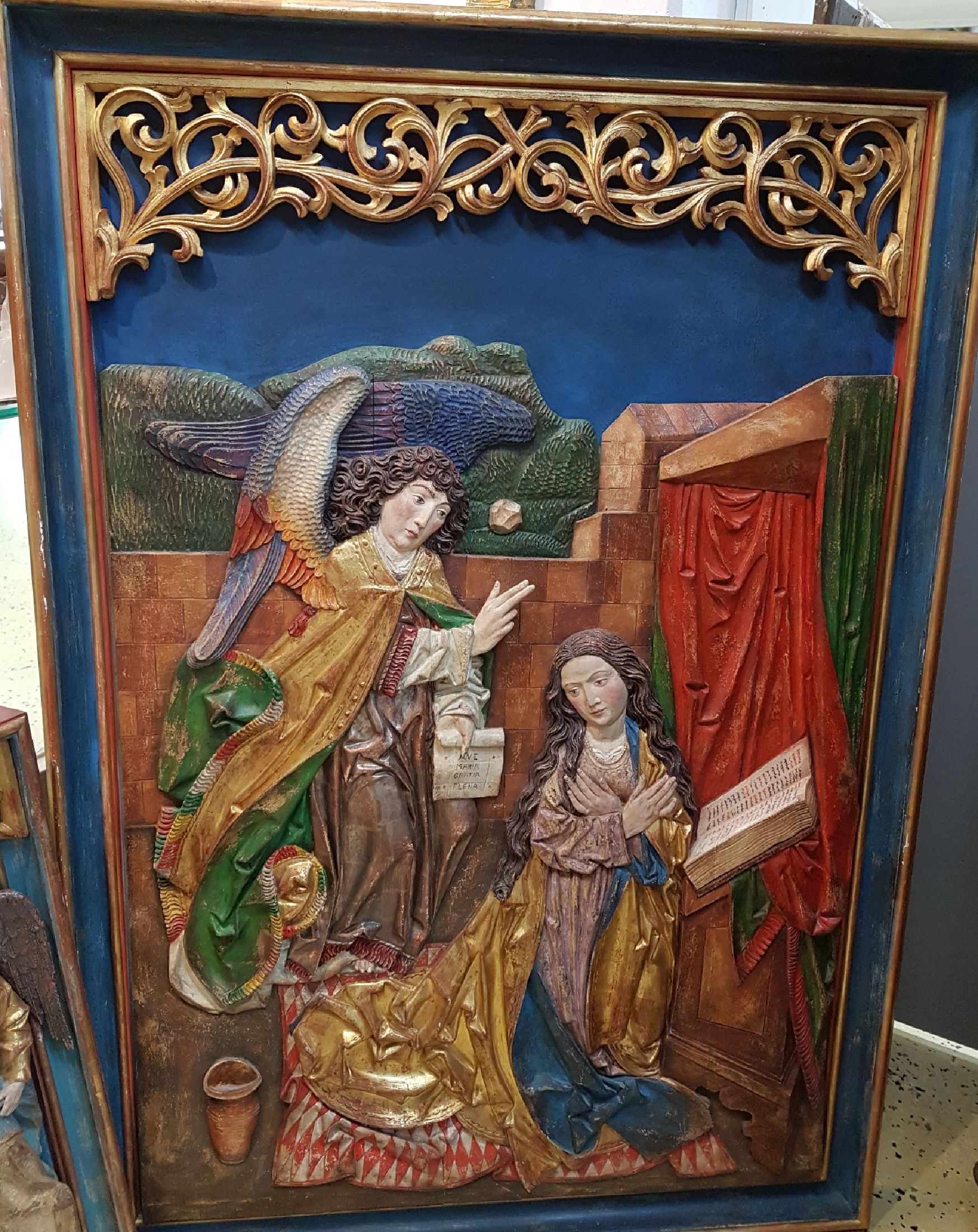 Detail a: Bildschnitzerei/Relief, Wilhelm Senoner (geb. 1946 St.Ulrich-Gröden), Verkündigung, nach gotischem Vorbild gearbeitet, wohl aus Zirbelholz, bunt ...