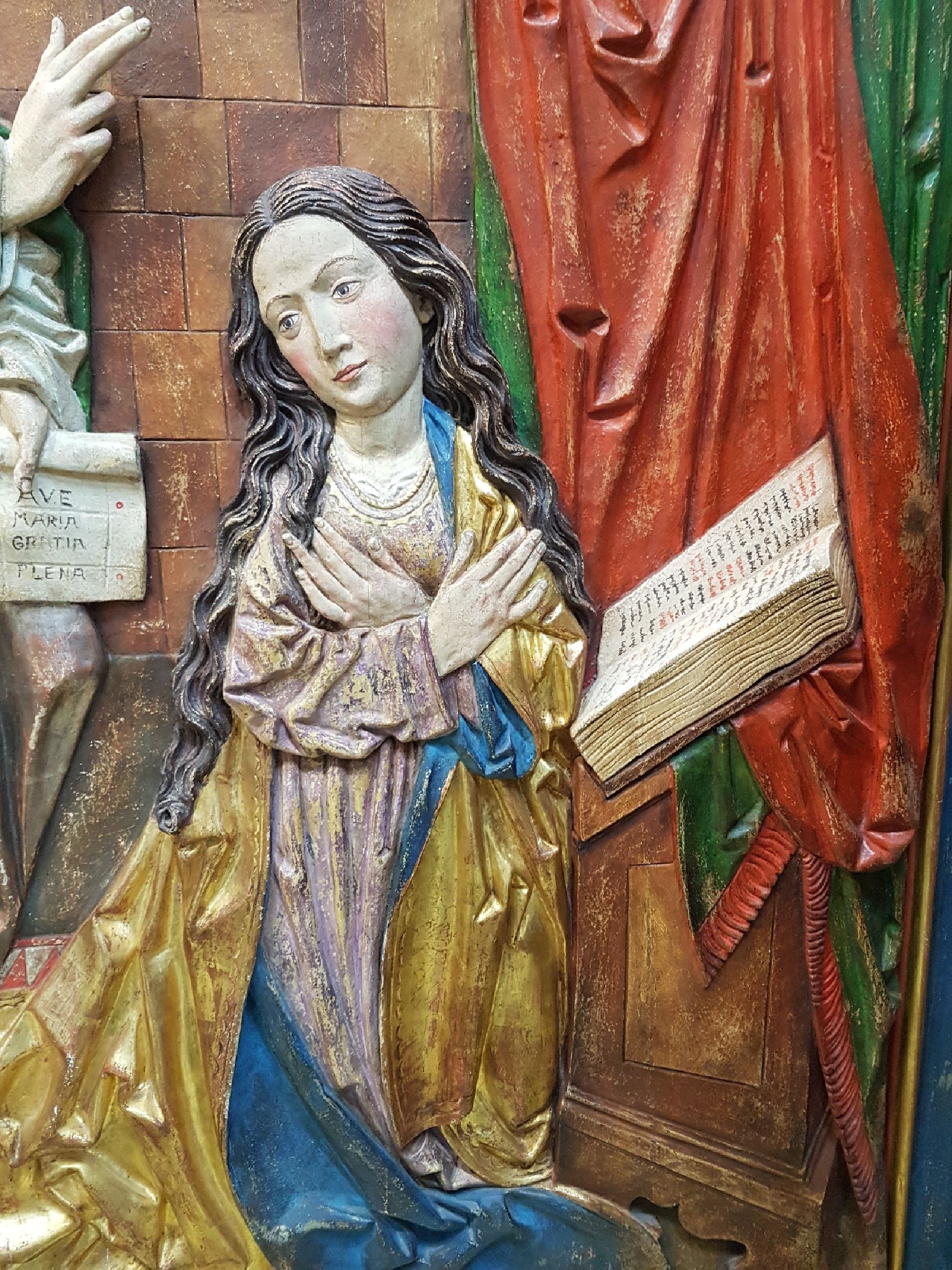 Detail c: Bildschnitzerei/Relief, Wilhelm Senoner (geb. 1946 St.Ulrich-Gröden), Verkündigung, nach gotischem Vorbild gearbeitet, wohl aus Zirbelholz, bunt ...