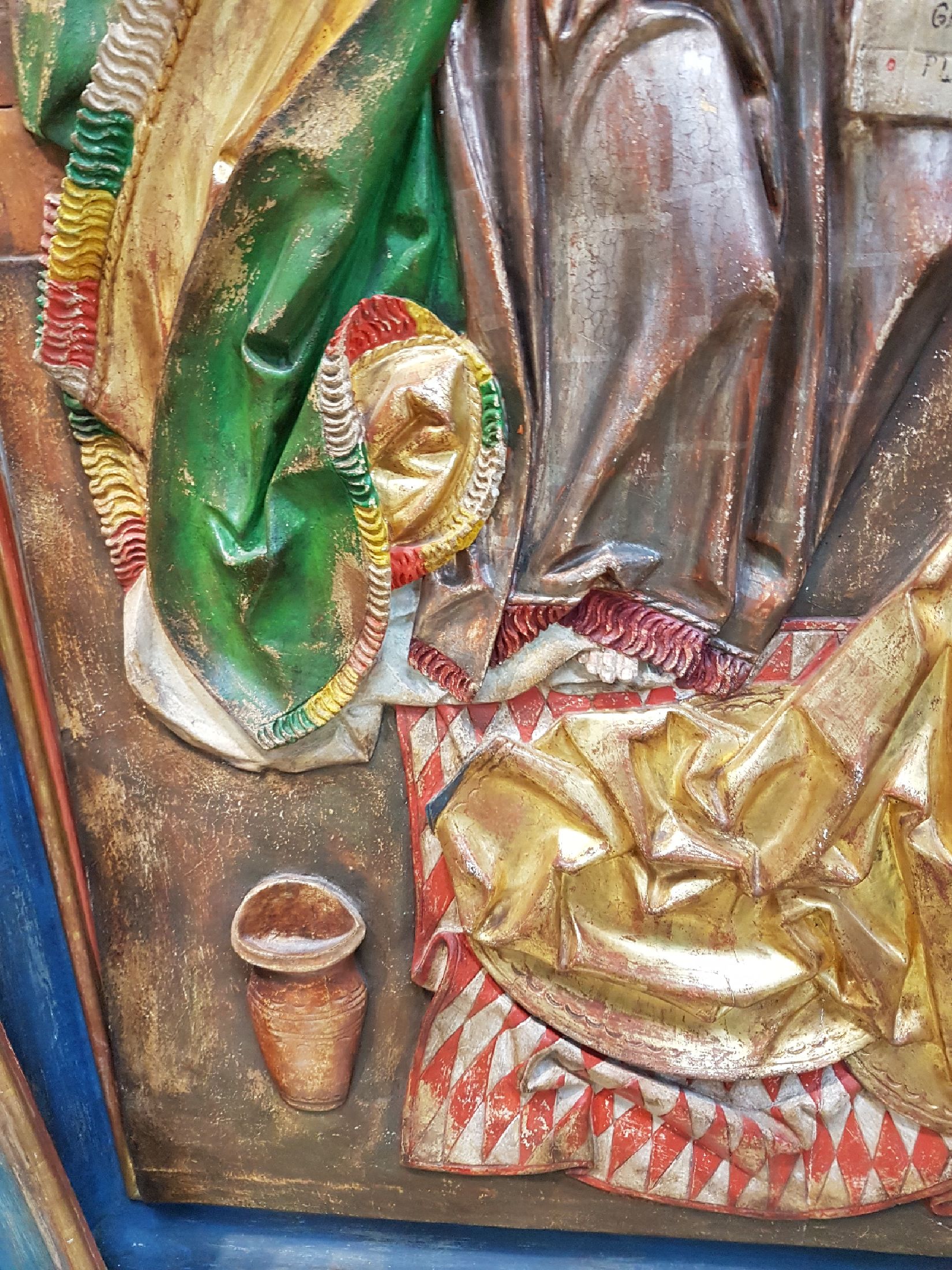 Detail d: Bildschnitzerei/Relief, Wilhelm Senoner (geb. 1946 St.Ulrich-Gröden), Verkündigung, nach gotischem Vorbild gearbeitet, wohl aus Zirbelholz, bunt ...