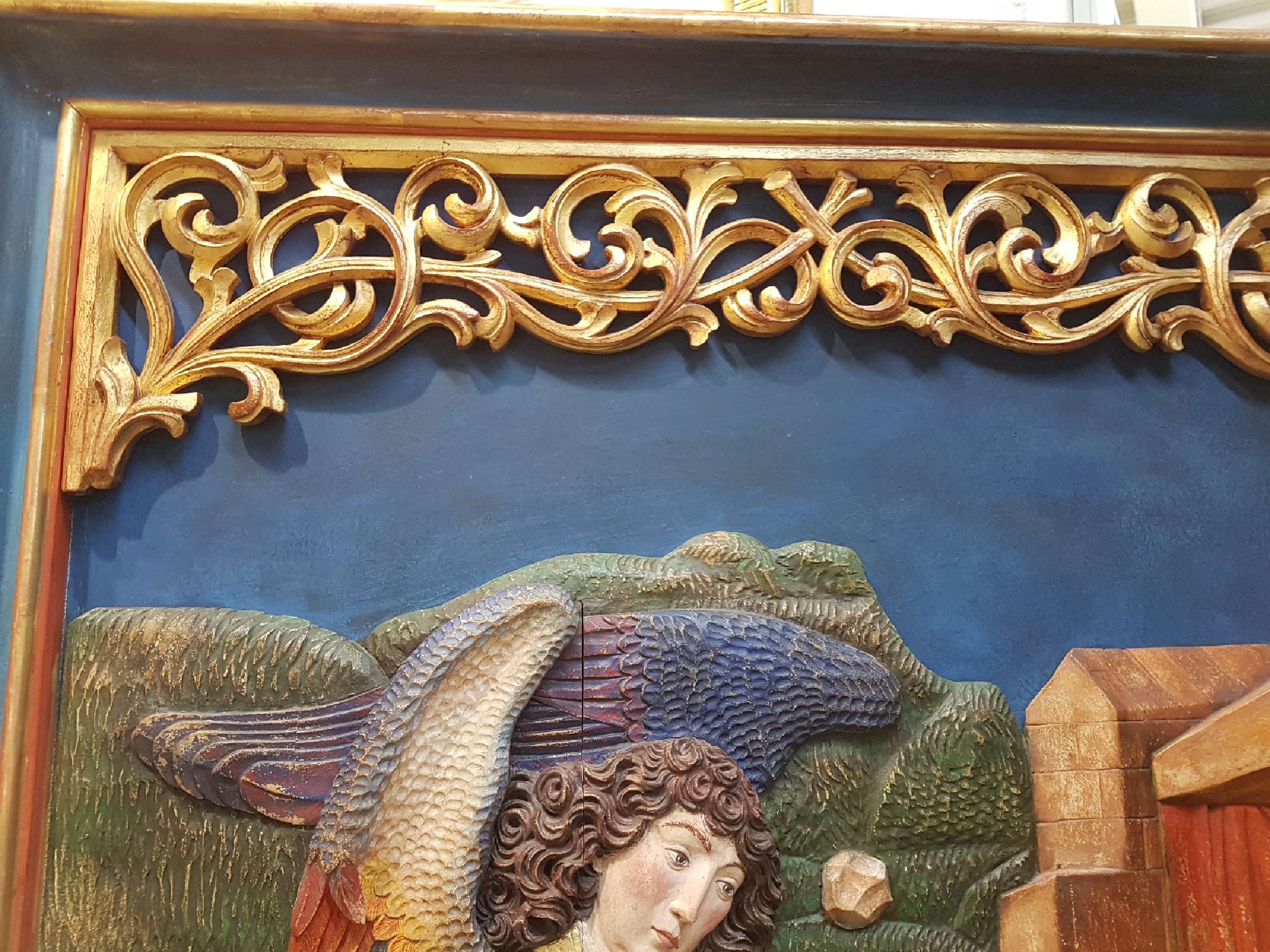 Detail e: Bildschnitzerei/Relief, Wilhelm Senoner (geb. 1946 St.Ulrich-Gröden), Verkündigung, nach gotischem Vorbild gearbeitet, wohl aus Zirbelholz, bunt ...