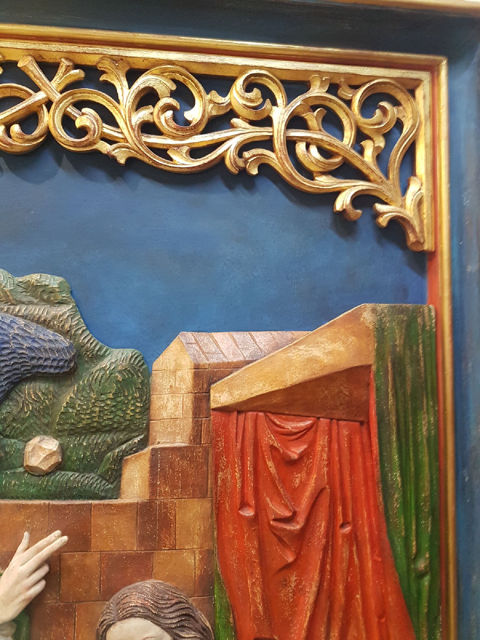 Detail f: Bildschnitzerei/Relief, Wilhelm Senoner (geb. 1946 St.Ulrich-Gröden), Verkündigung, nach gotischem Vorbild gearbeitet, wohl aus Zirbelholz, bunt ...