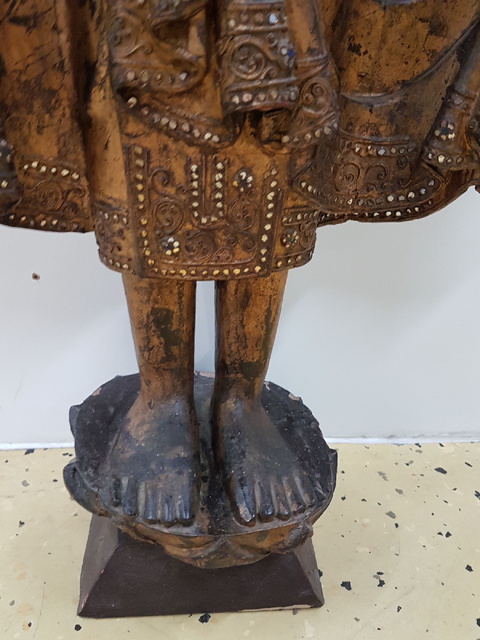 Detail d: Großer stehender Buddha, Burma, Anfang 20. Jh., Holz geschnitzt, mit Spiegeleinsätzen, gefaßt, leicht beschädigt, H. ca. 103 cm