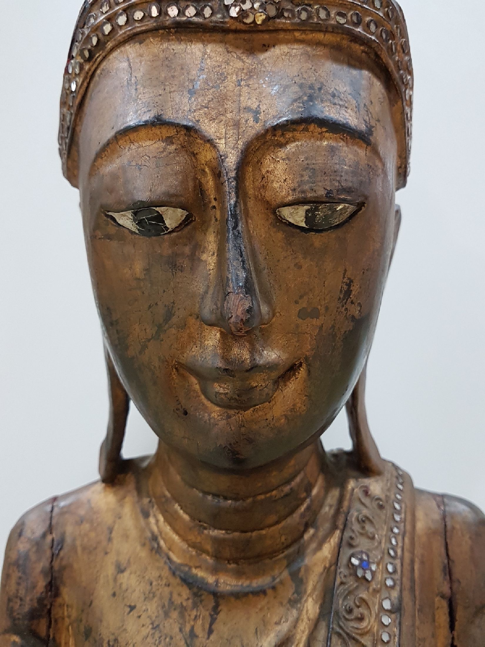 Detail f: Großer stehender Buddha, Burma, Anfang 20. Jh., Holz geschnitzt, mit Spiegeleinsätzen, gefaßt, leicht beschädigt, H. ca. 103 cm