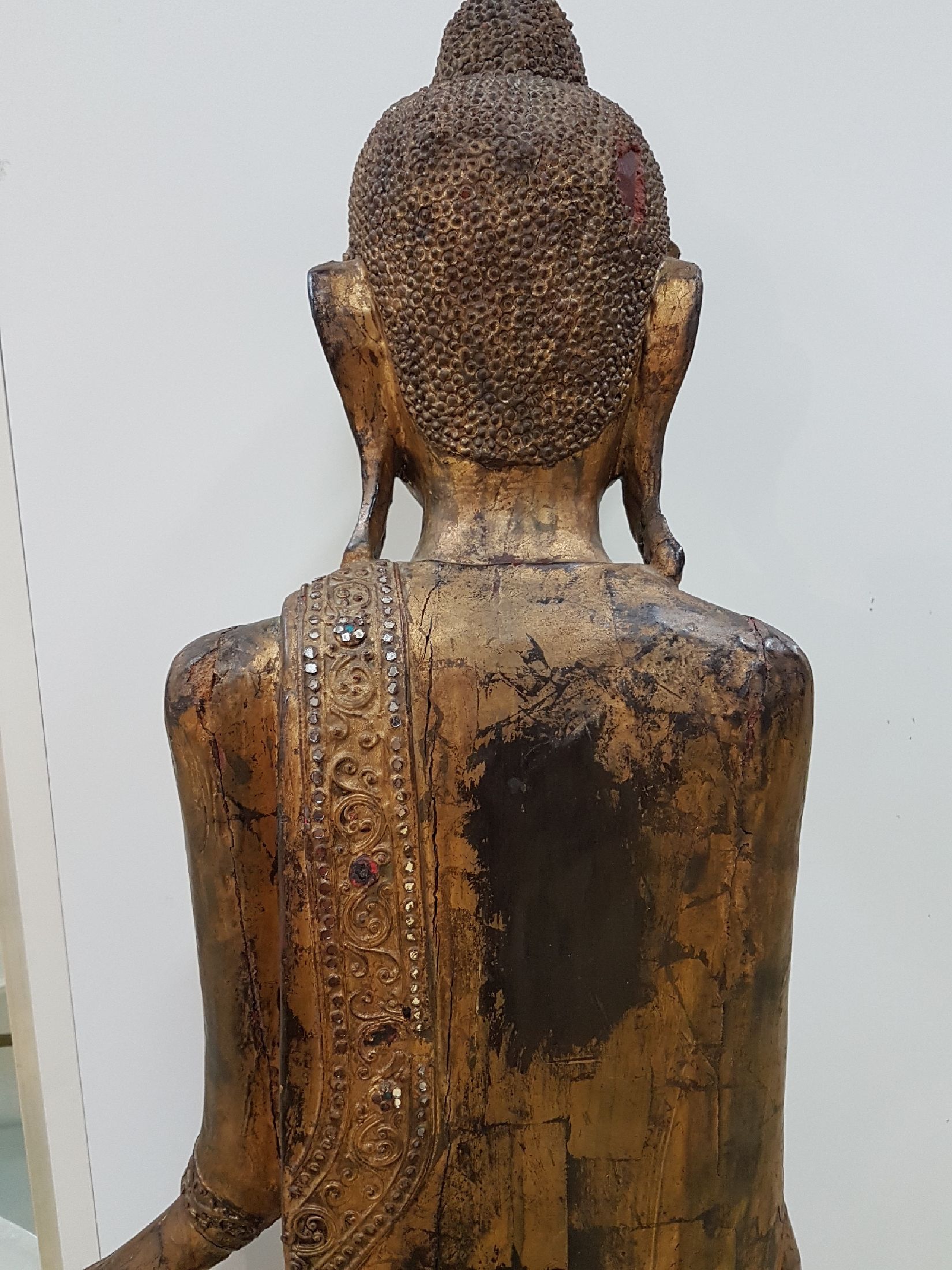 Detail g: Großer stehender Buddha, Burma, Anfang 20. Jh., Holz geschnitzt, mit Spiegeleinsätzen, gefaßt, leicht beschädigt, H. ca. 103 cm