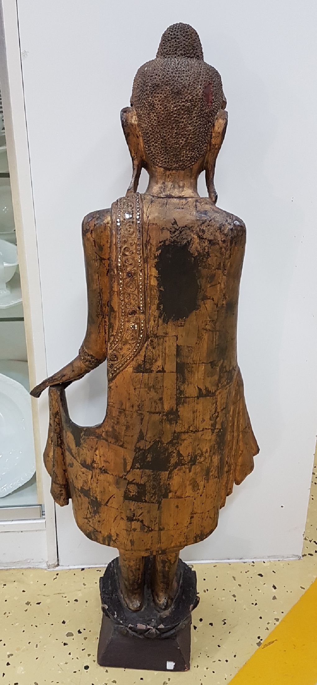 Detail h: Großer stehender Buddha, Burma, Anfang 20. Jh., Holz geschnitzt, mit Spiegeleinsätzen, gefaßt, leicht beschädigt, H. ca. 103 cm