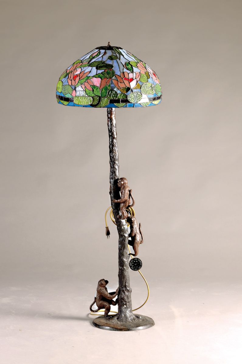 Stehlampe im Tiffany-Stil, 2. Hälfte, 20. Jh., Bronzefuß mit vollplastischen Affenfiguren am Stamm dekoriert, Schirm mit bunter floraler ...