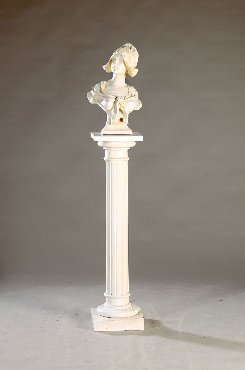 Porzellanbüste auf Säule, wohl, Frankreich, um 1900, Büste einer jungen Frau mit Haube, H. ca. 49 cm, l. brandrissig, auf klassizistischer ...
