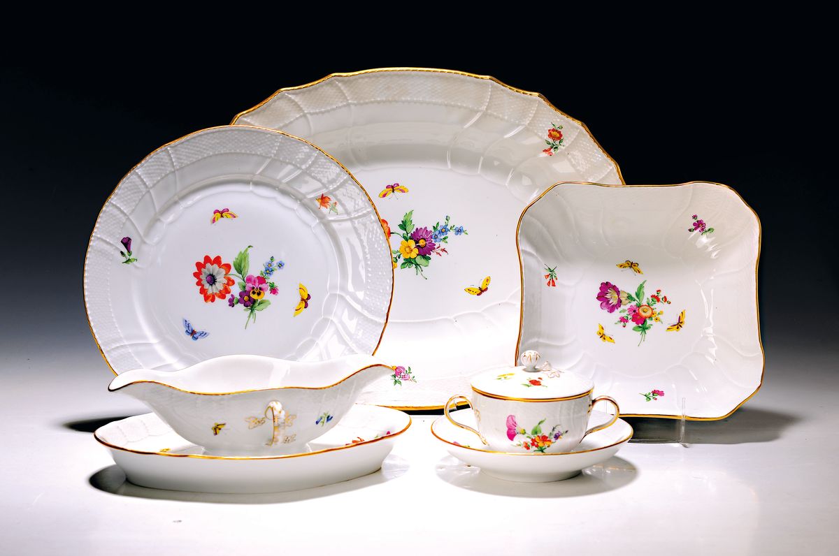 Tafelservice/Speiseservice für 12 Personen, KPM Neuosier, 20. Jh., Blumenmalerei und Schmetterlingen bemalt, Goldränder, 12 Menueteller D. 26 cm, ...