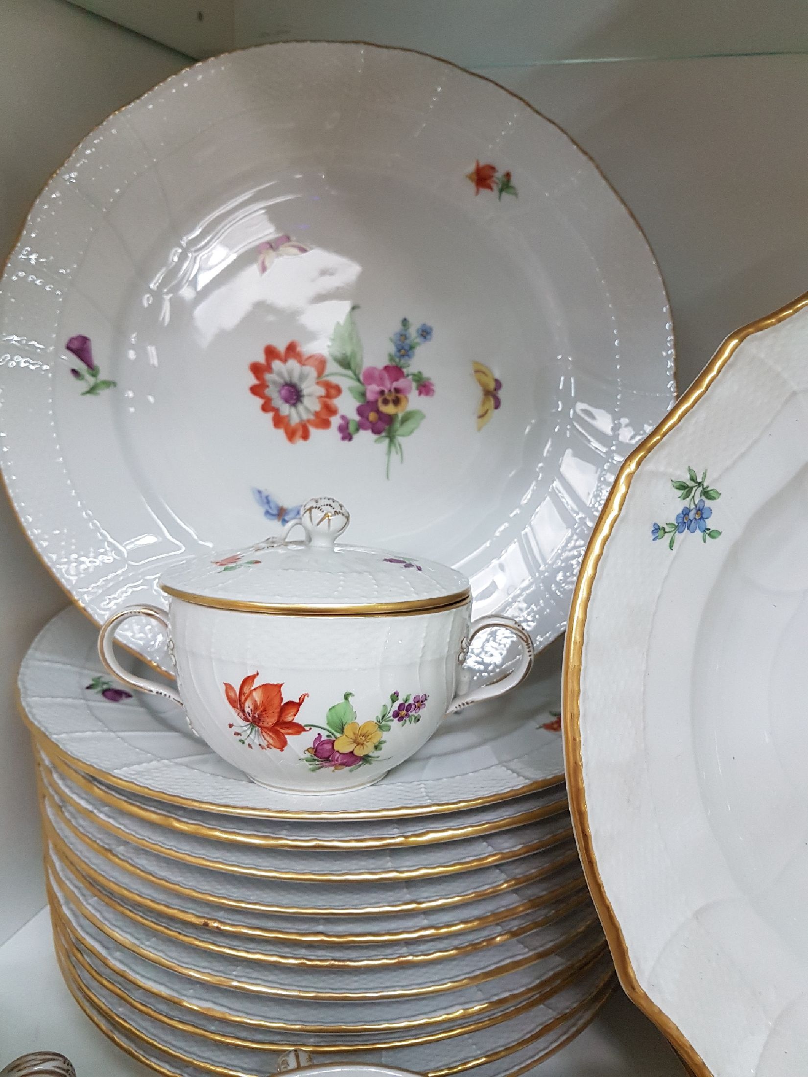 Detail a: Tafelservice/Speiseservice für 12 Personen, KPM Neuosier, 20. Jh., Blumenmalerei und Schmetterlingen bemalt, Goldränder, 12 Menueteller D. 26 cm, ...