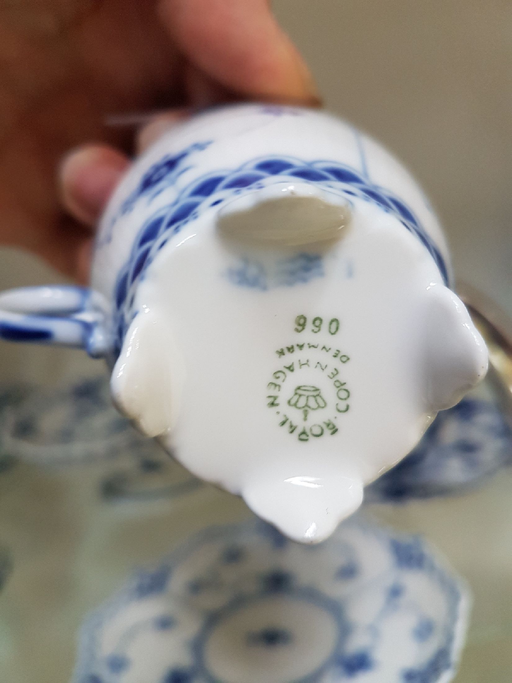 Detail g: Kaffeeservice für 6 Personen mit Zusatzteilen, Royal Copenhagen, Musselmalet Vollspitze, best. aus Teekanne, kl. Kaffeekanne, Milchkännchen, 6 ...