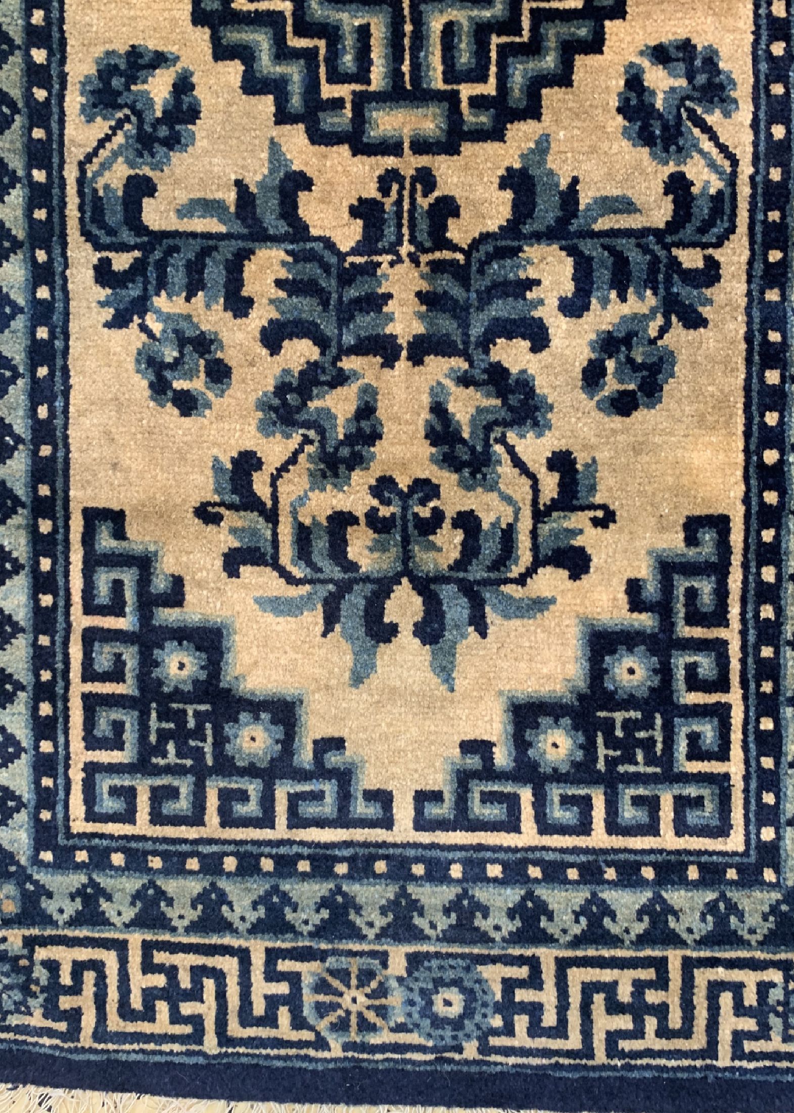 Detail d: 2 Lots antiker Pao Tow, China, um 1900, Wolle auf Baumwolle, ca. 141 x 67 cm, Mottenfraß, gereinigt, EHZ: 2