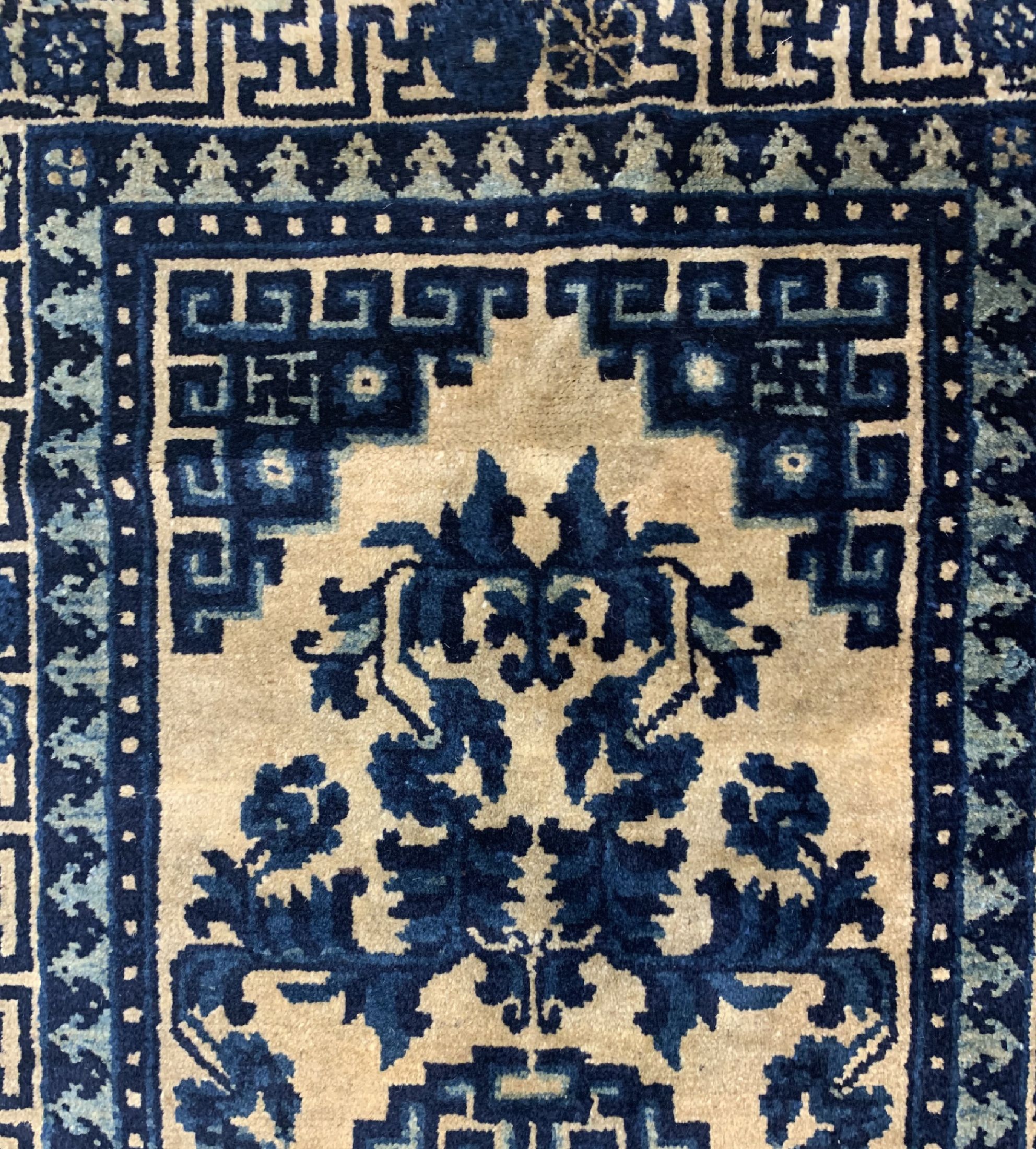 Detail e: 2 Lots antiker Pao Tow, China, um 1900, Wolle auf Baumwolle, ca. 141 x 67 cm, Mottenfraß, gereinigt, EHZ: 2