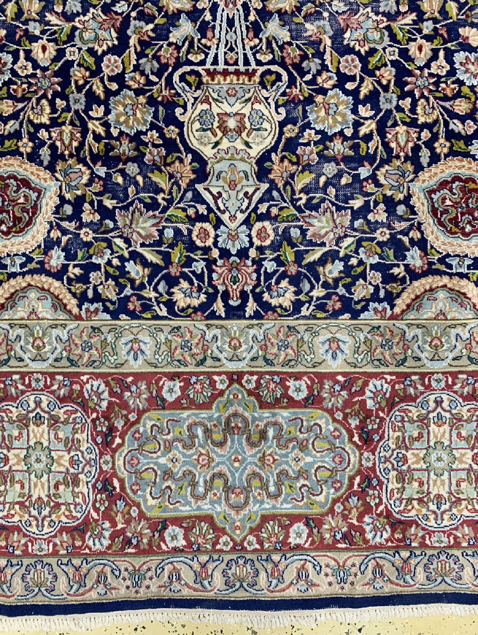 Detail b: Kerman "Sheikh Safi Muster", Persien, um 1960, Wolle auf Baumwolle, ca. 460 x 345 cm, EHZ: 3