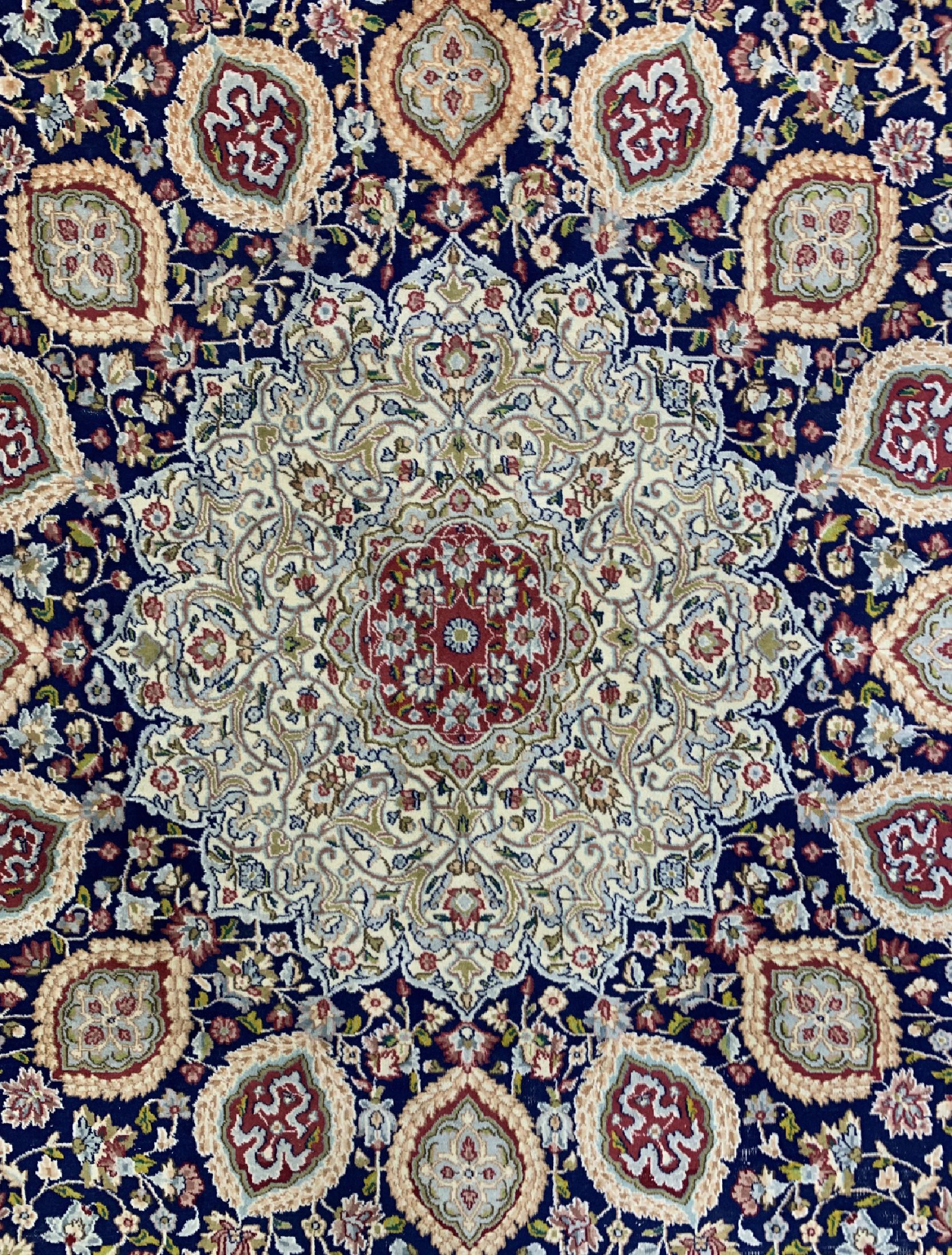 Detail c: Kerman "Sheikh Safi Muster", Persien, um 1960, Wolle auf Baumwolle, ca. 460 x 345 cm, EHZ: 3