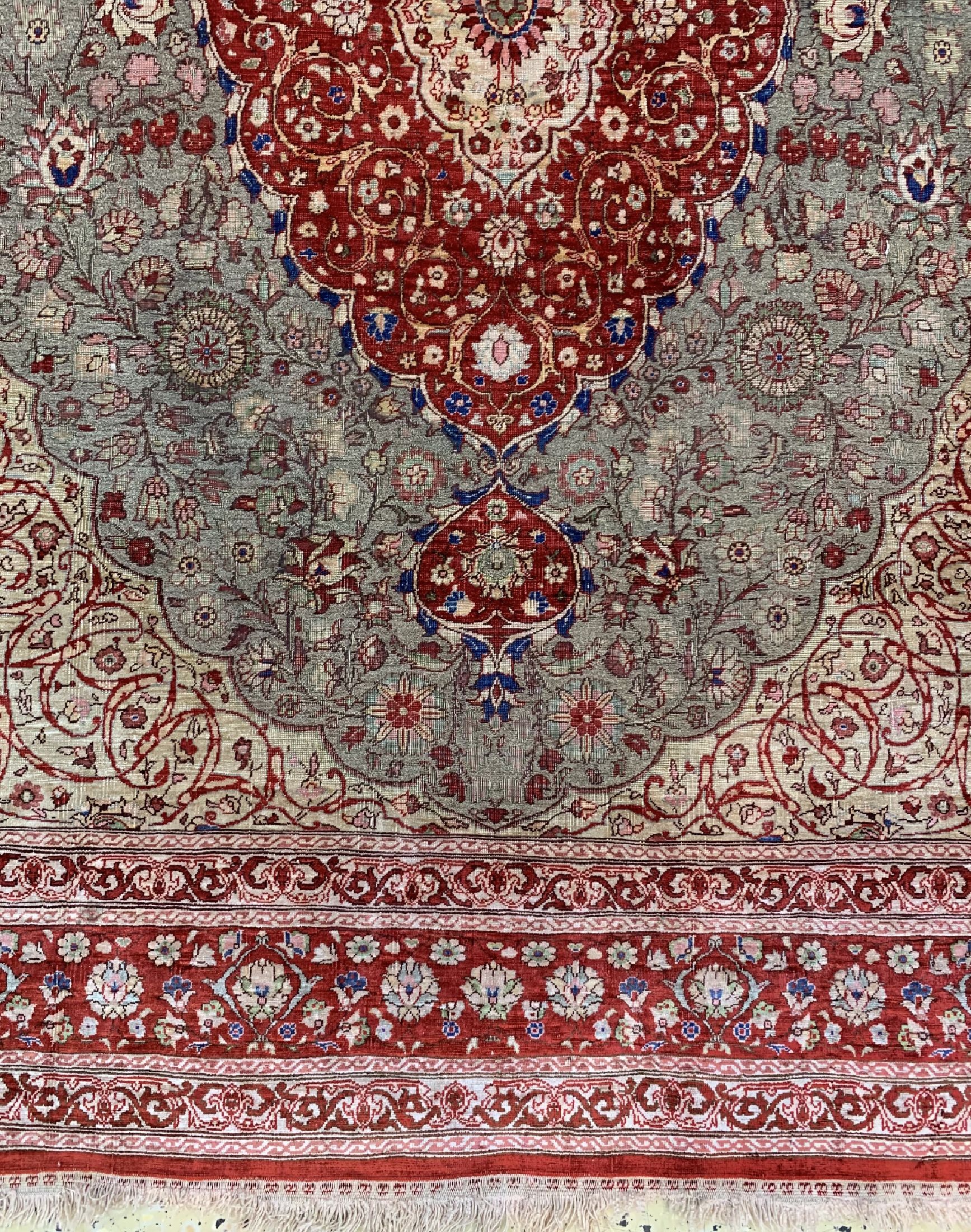 Detail b: Hereke Seide fein signiert, Türkei, um 1940/1950, reine Naturseide, Metallbroschiert, ca. 160 x 118 cm, EHZ: 3