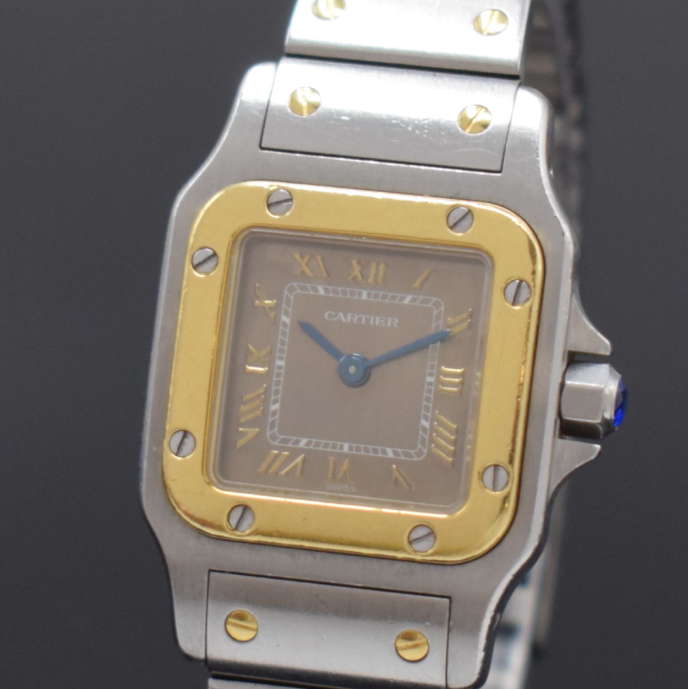 Detail a: CARTIER Santos Damenarmbanduhr Referenz 1057930, Schweiz um 2000, quartz, Edelstahl/Gold komb., Boden verschr., Gliederband m. Faltschl., hellbraunes ...