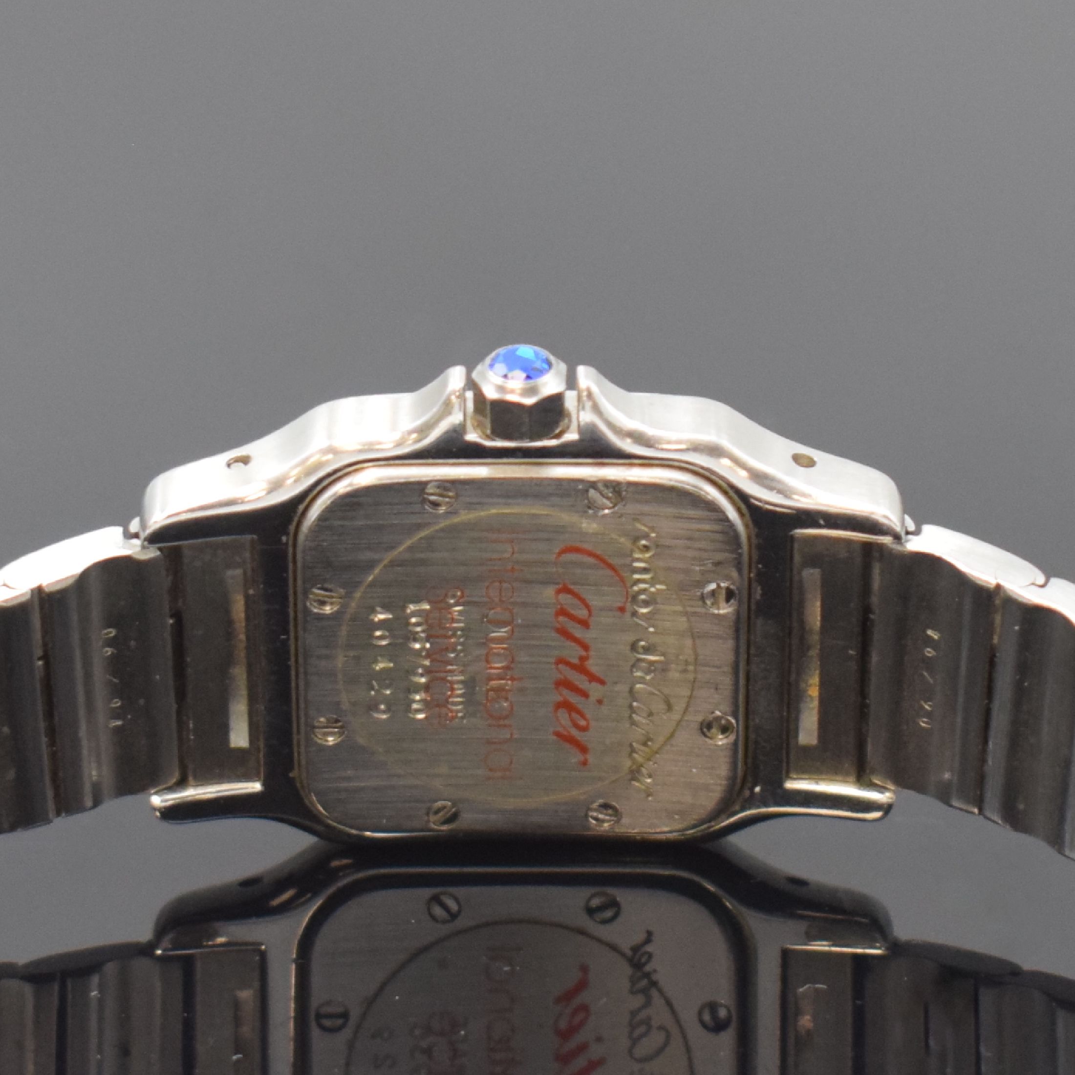 Detail d: CARTIER Santos Damenarmbanduhr Referenz 1057930, Schweiz um 2000, quartz, Edelstahl/Gold komb., Boden verschr., Gliederband m. Faltschl., hellbraunes ...