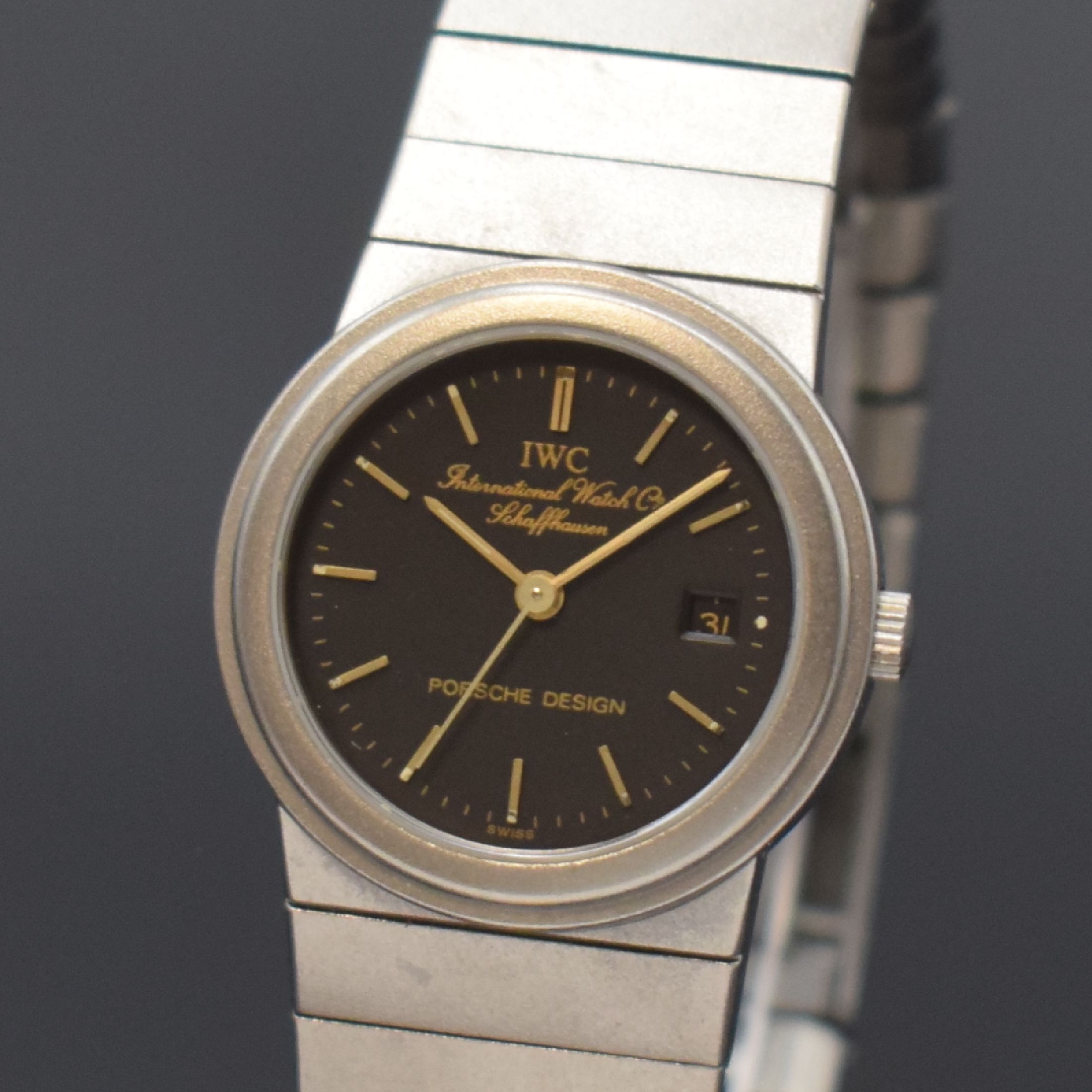 Detail a: IWC Porsche Design Damenarmbanduhr in Titan Referenz 4517, Schweiz um 1985, quarz, Boden geschr., Gliederband m. Faltschl., schwarzes Zifferbl. m. ...