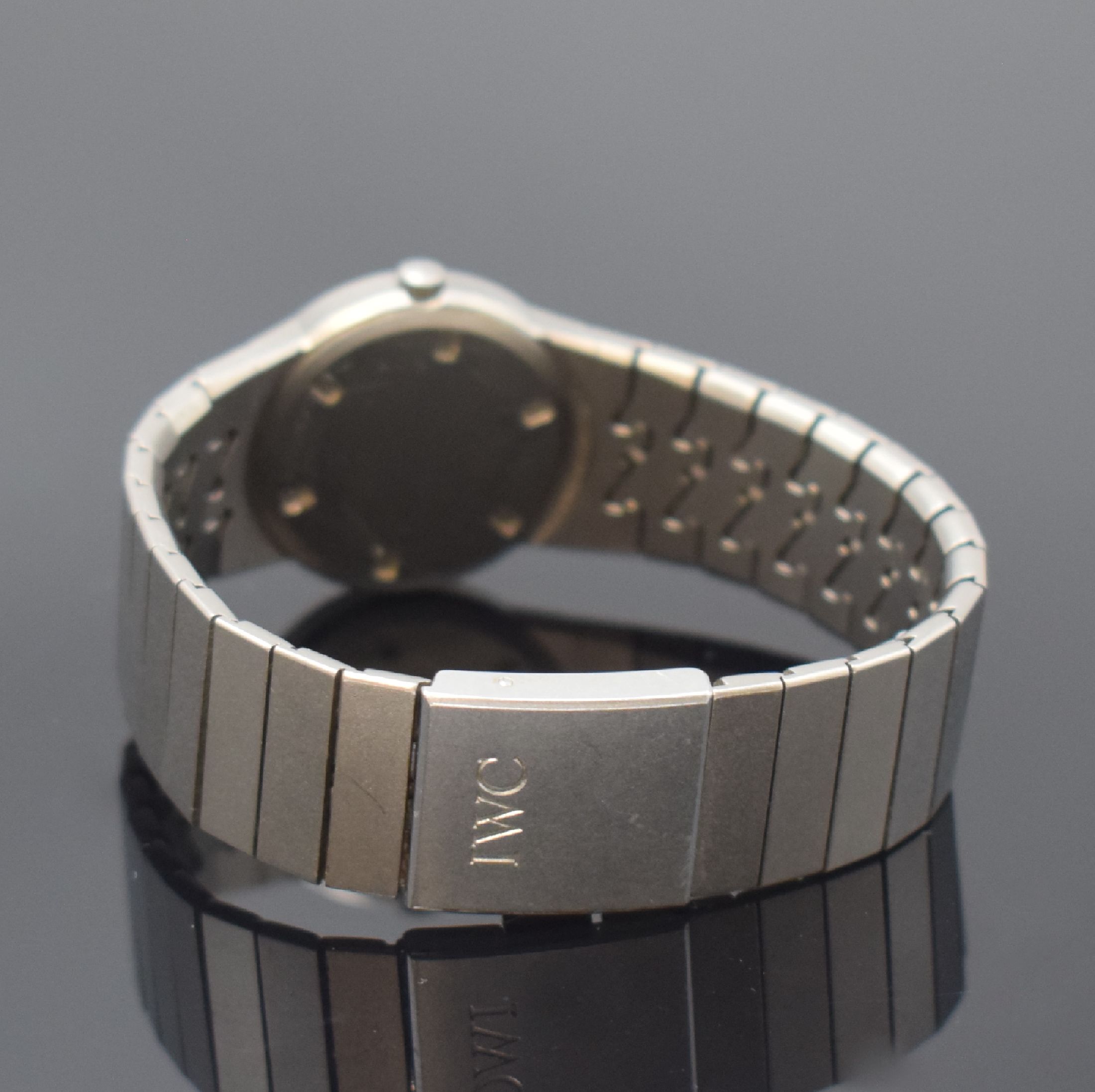 Detail b: IWC Porsche Design Damenarmbanduhr in Titan Referenz 4517, Schweiz um 1985, quarz, Boden geschr., Gliederband m. Faltschl., schwarzes Zifferbl. m. ...