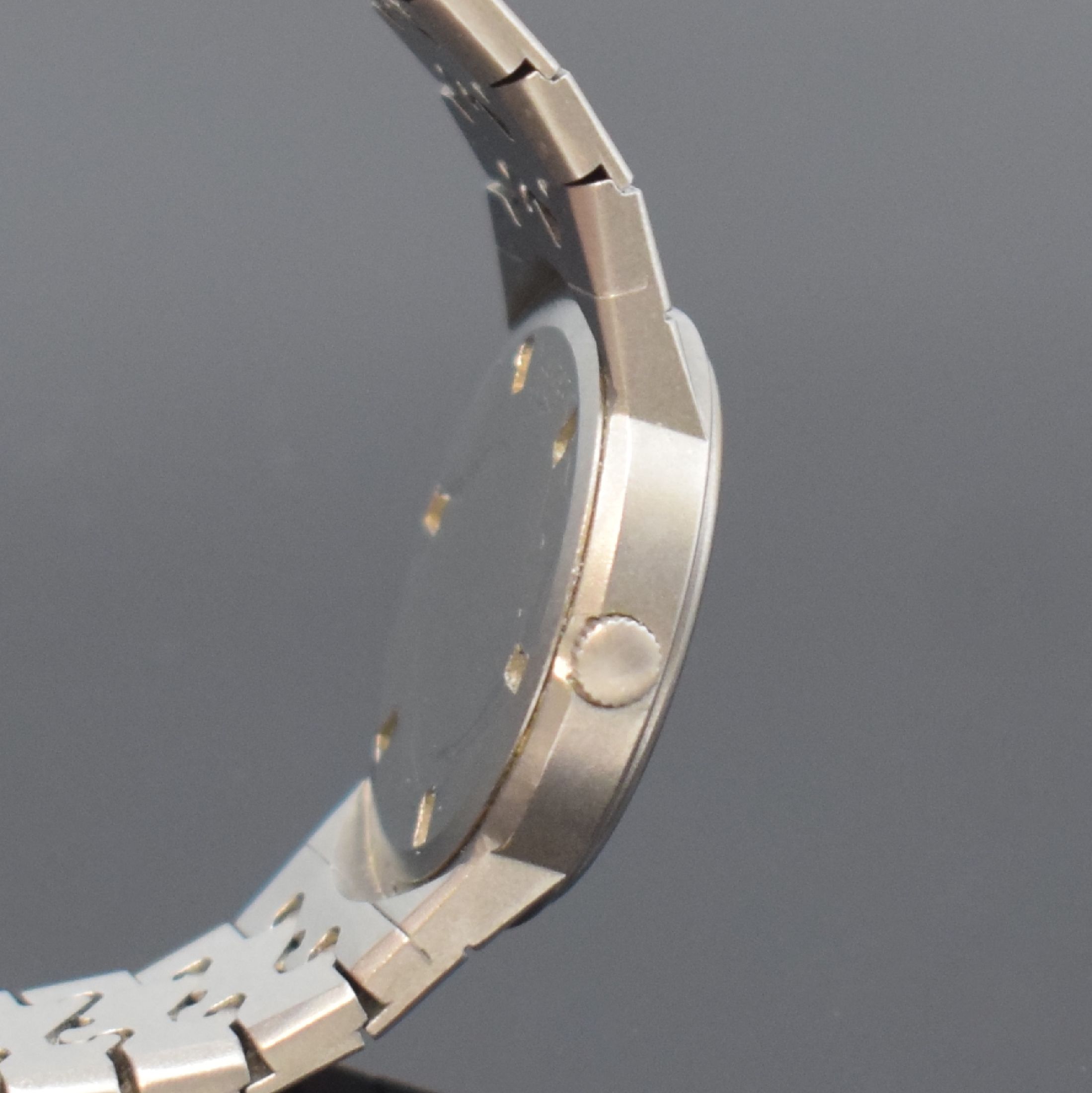 Detail c: IWC Porsche Design Damenarmbanduhr in Titan Referenz 4517, Schweiz um 1985, quarz, Boden geschr., Gliederband m. Faltschl., schwarzes Zifferbl. m. ...