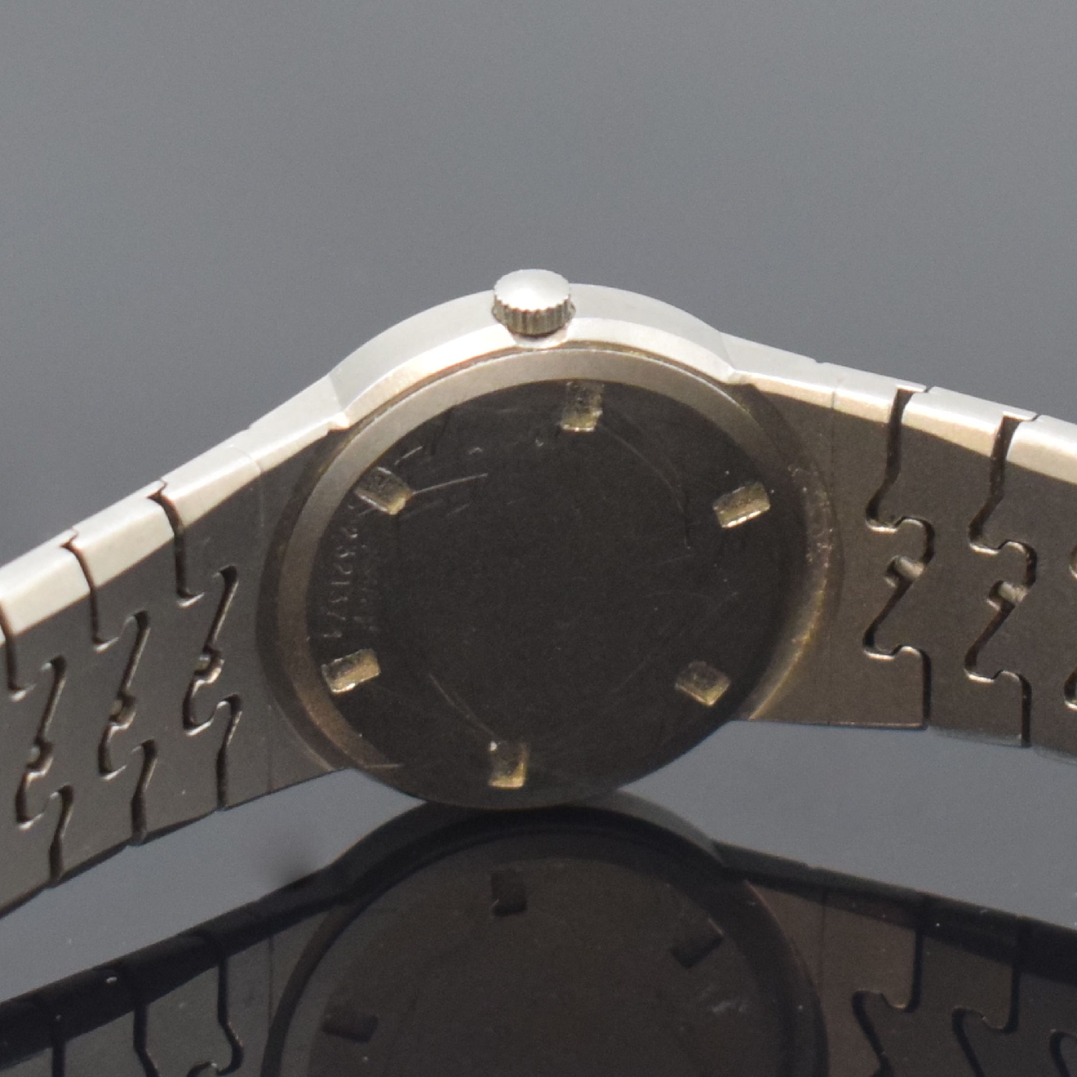 Detail d: IWC Porsche Design Damenarmbanduhr in Titan Referenz 4517, Schweiz um 1985, quarz, Boden geschr., Gliederband m. Faltschl., schwarzes Zifferbl. m. ...