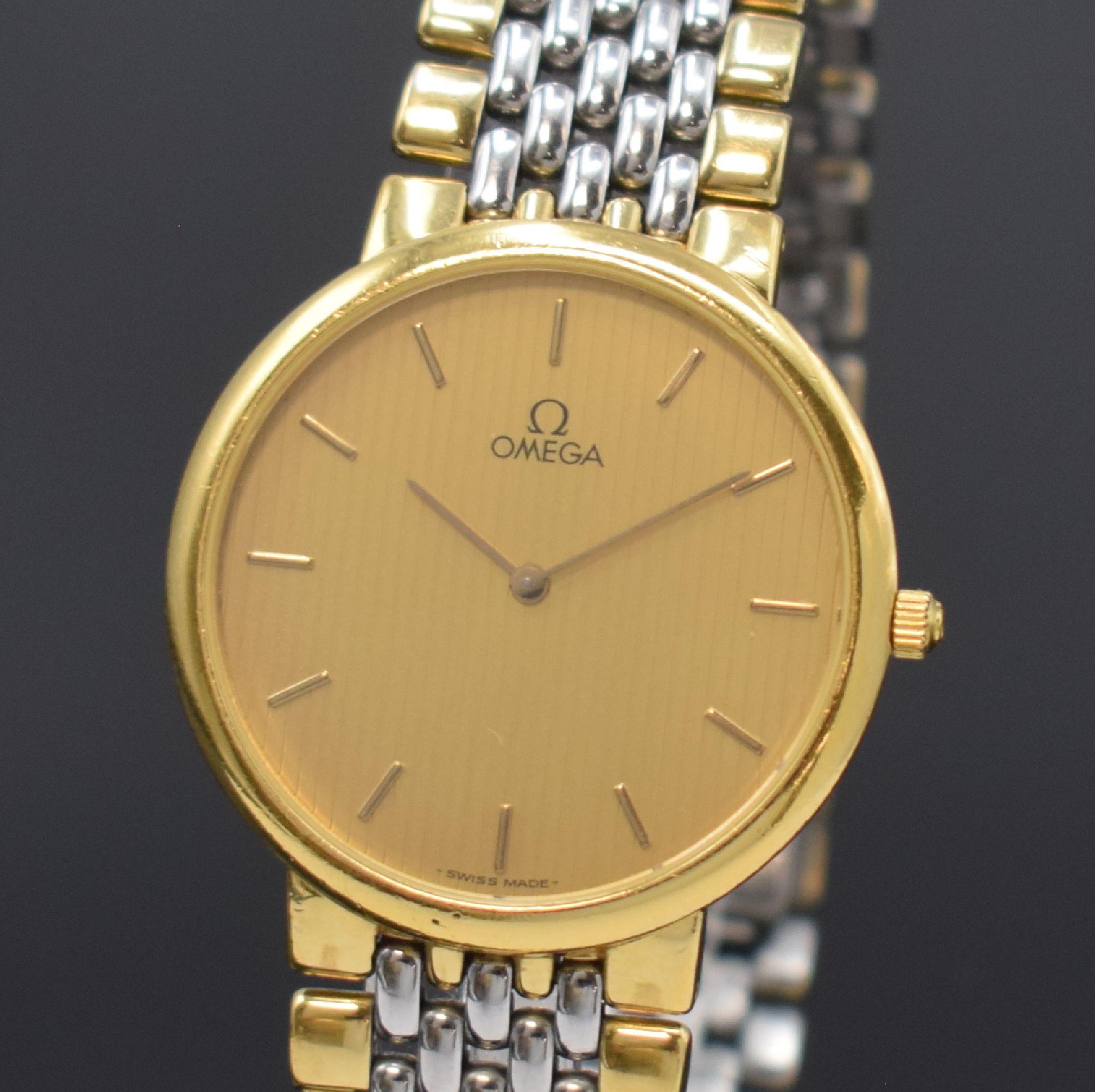Detail a: OMEGA De Ville Armbanduhr Referenz 395 0875, Schweiz um 1990, quarz, Edelstahl und Gold komb., Gliederband m. Faltschl., Stahlboden aufgedr., gold. ...