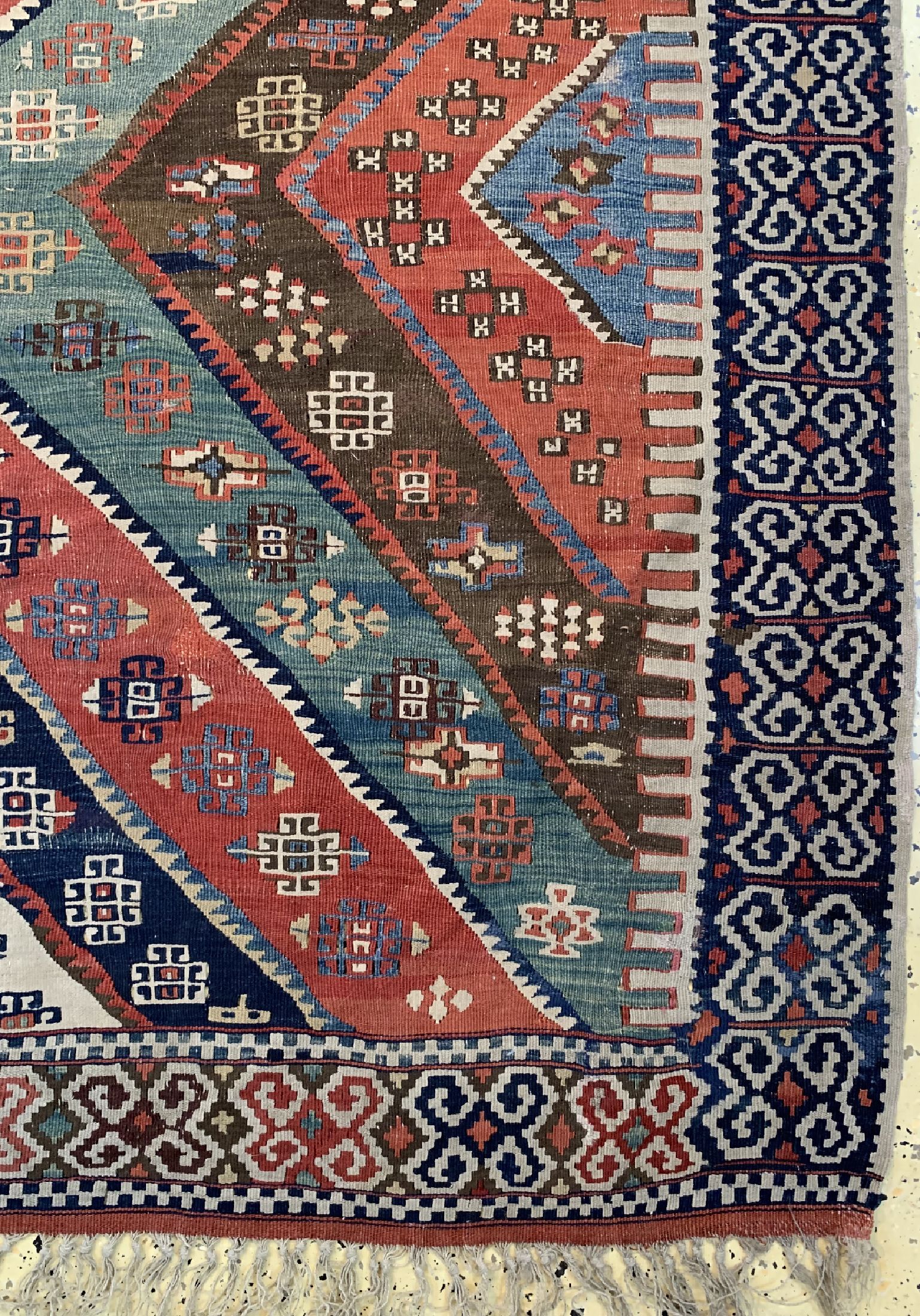 Detail a: Aydin Kelim antik(2 Bahnig), Türkei, um 1900, Wolle auf Wolle, ca. 420 x 195 cm, Reinigungsbedürftig, EHZ: 2