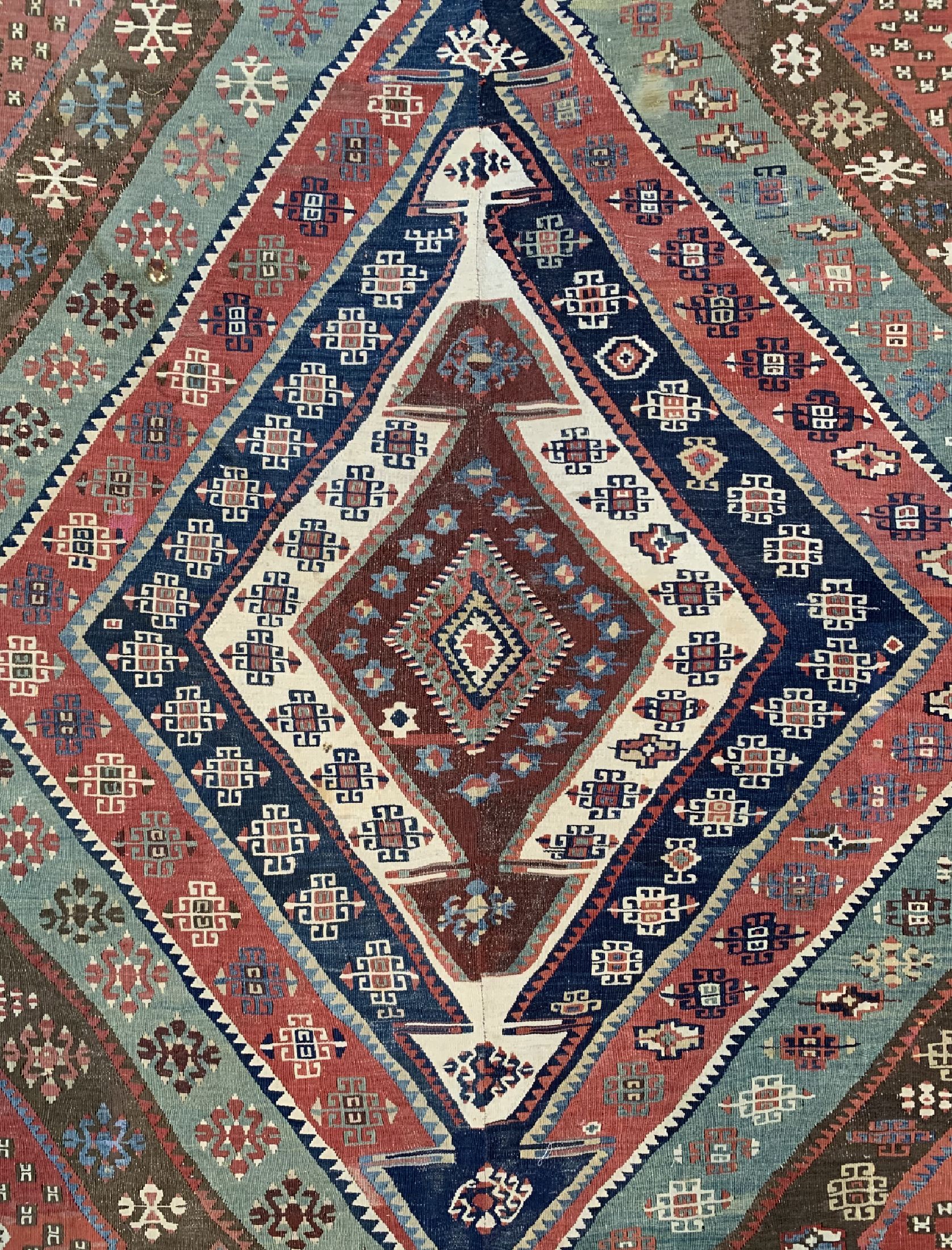 Detail c: Aydin Kelim antik(2 Bahnig), Türkei, um 1900, Wolle auf Wolle, ca. 420 x 195 cm, Reinigungsbedürftig, EHZ: 2
