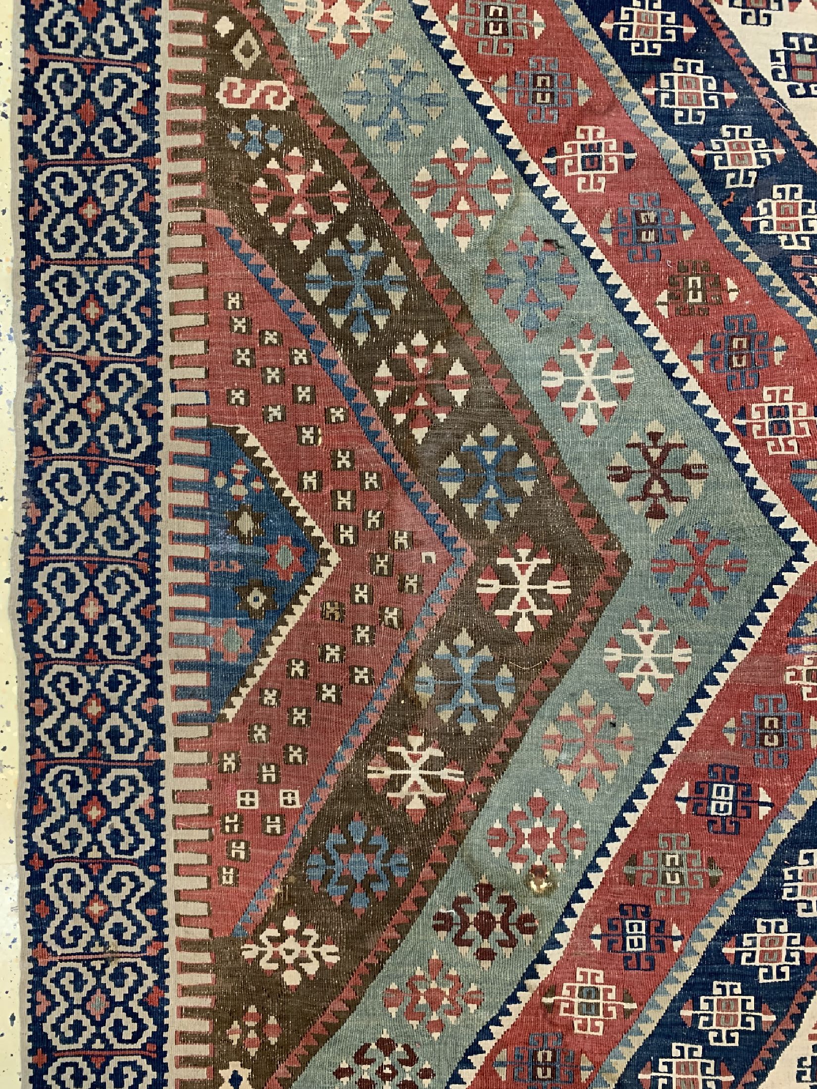 Detail e: Aydin Kelim antik(2 Bahnig), Türkei, um 1900, Wolle auf Wolle, ca. 420 x 195 cm, Reinigungsbedürftig, EHZ: 2