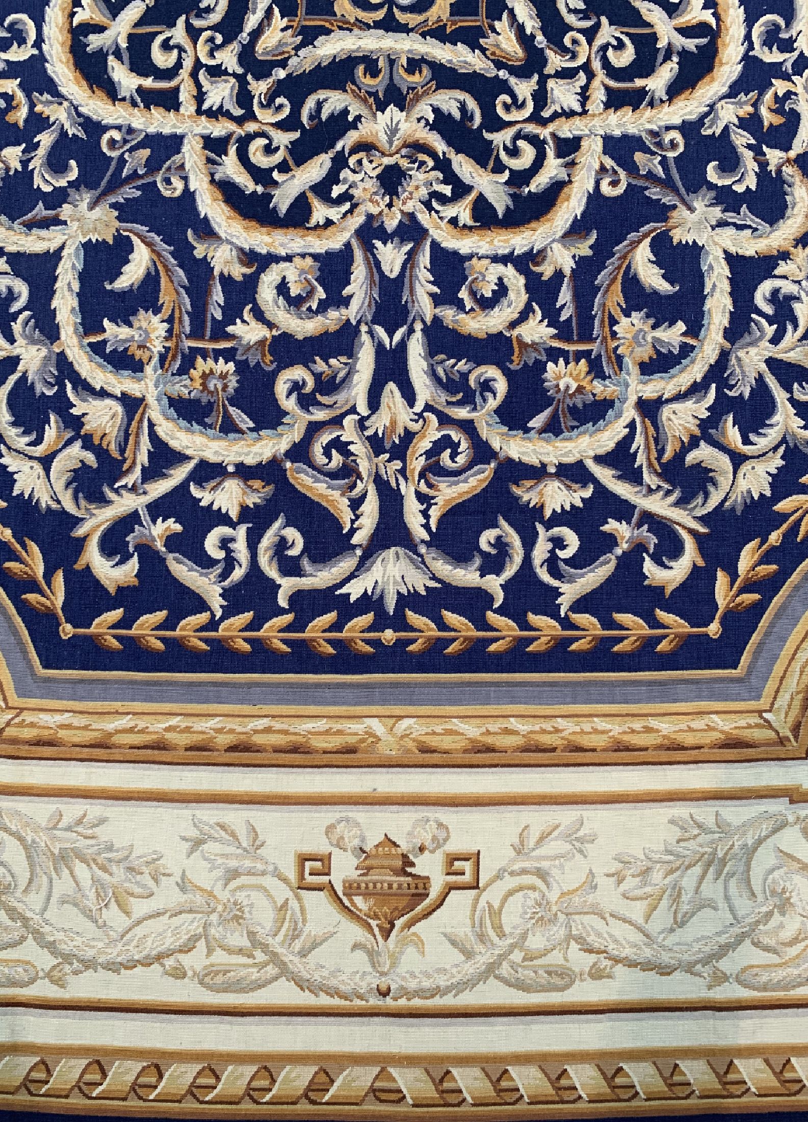 Detail b: Aubusson stil, China, ca. 50 Jahre, Wolle auf Baumwolle, ca. 300 x 235 cm, flachgewebt, EHZ: 1