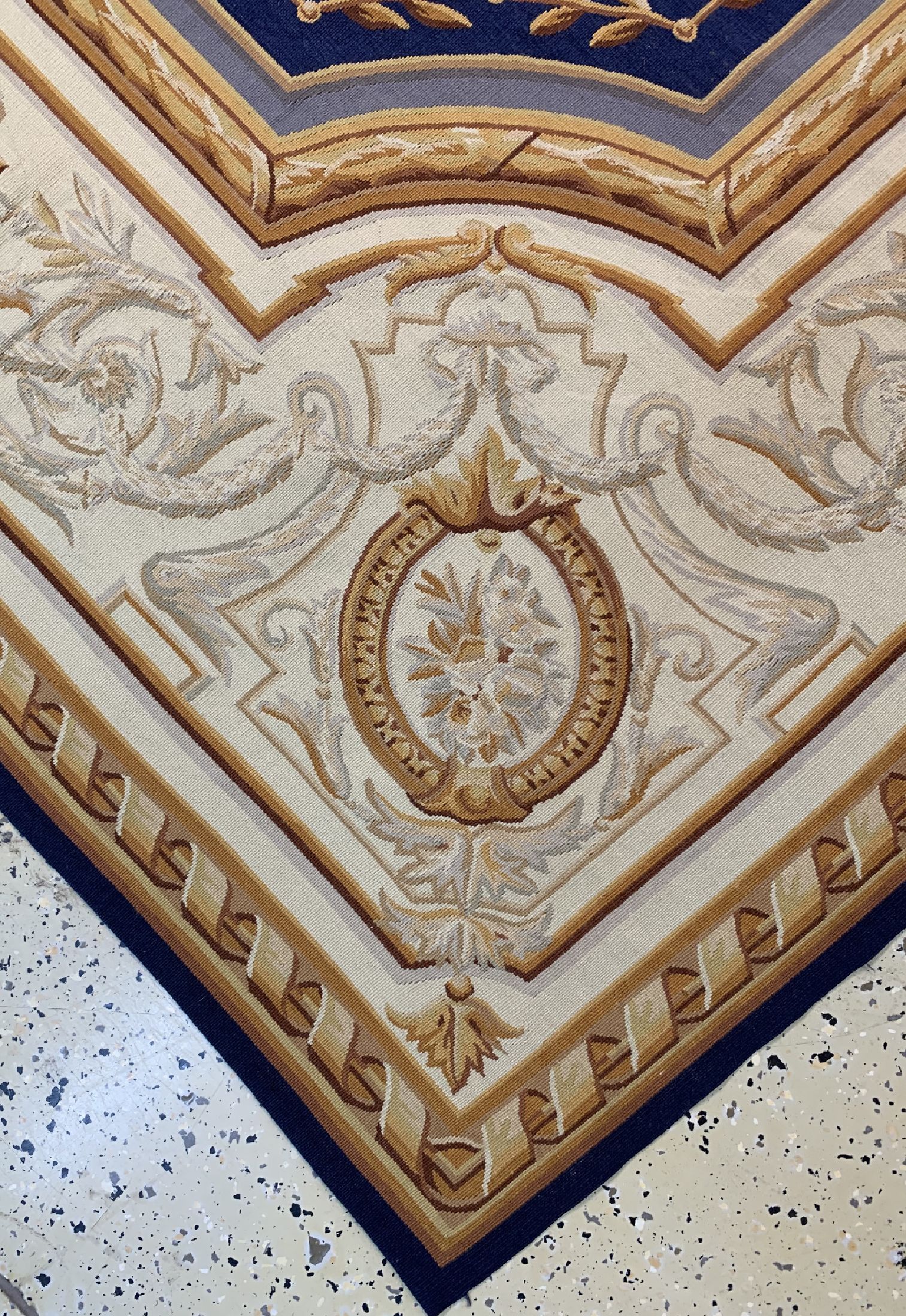 Detail d: Aubusson stil, China, ca. 50 Jahre, Wolle auf Baumwolle, ca. 300 x 235 cm, flachgewebt, EHZ: 1