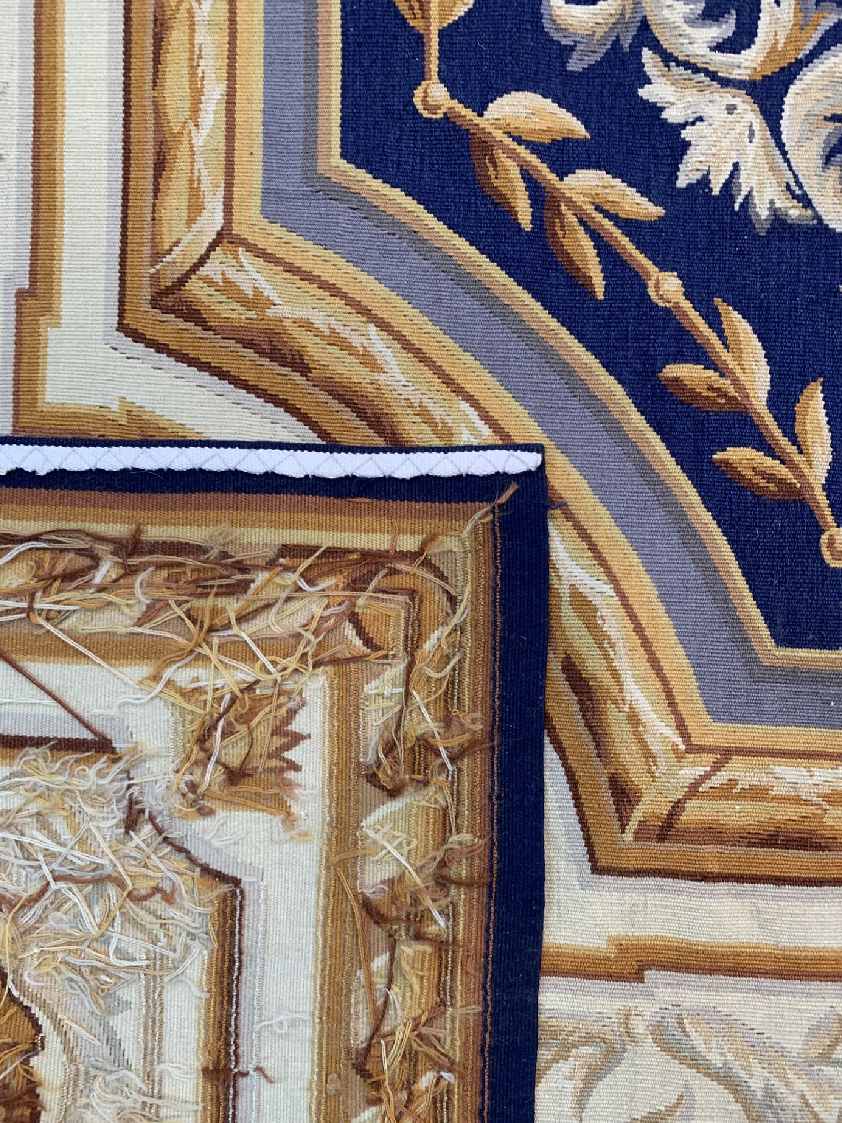 Detail e: Aubusson stil, China, ca. 50 Jahre, Wolle auf Baumwolle, ca. 300 x 235 cm, flachgewebt, EHZ: 1