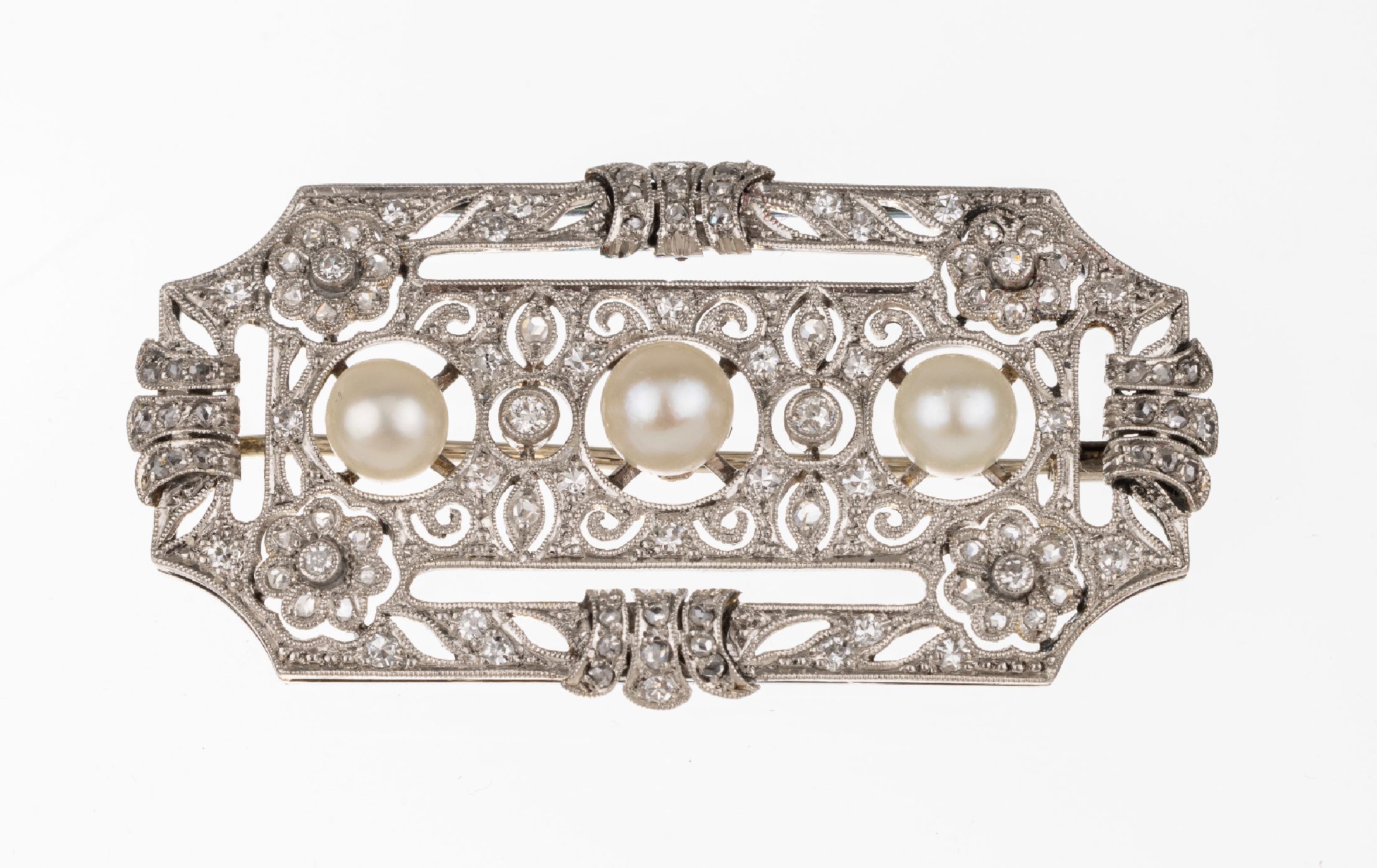 14 kt Gold Art Deco Diamant Brosche, WG 585/000, gepr., 88 Diam.-Rosen und Altschliff-Diamanten zus. ca. 0.36 ct Weiß/si-p 1, 3 cremefarb. ...